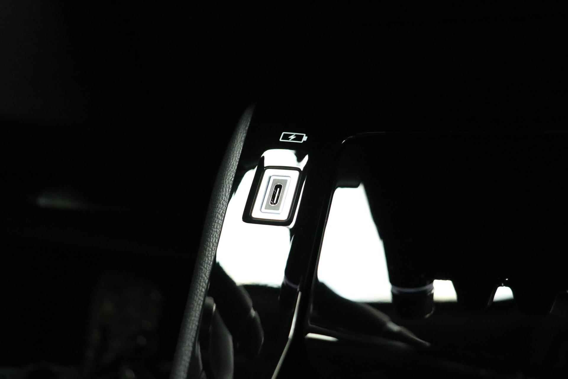 Peugeot e-2008 EV GT 54 kWh | Lichtmetalen Velgen | Voor/Achter Camera | Dodehoek Detectie | Cruise Control | 3D Cockpit | - 29/40