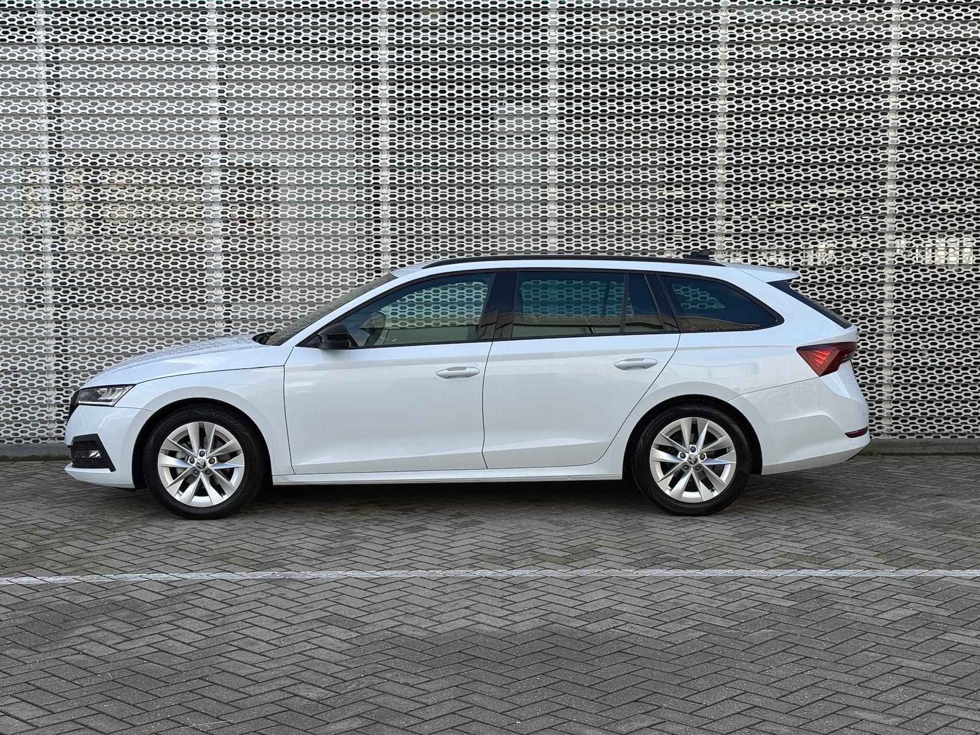 Škoda Octavia Combi 1.0 TSI 110PK Sport Business / Zwenkbare Trekhaak / Parkeersensoren V+A / Digitale Cockpit / Sportstoelen ** - 5/29