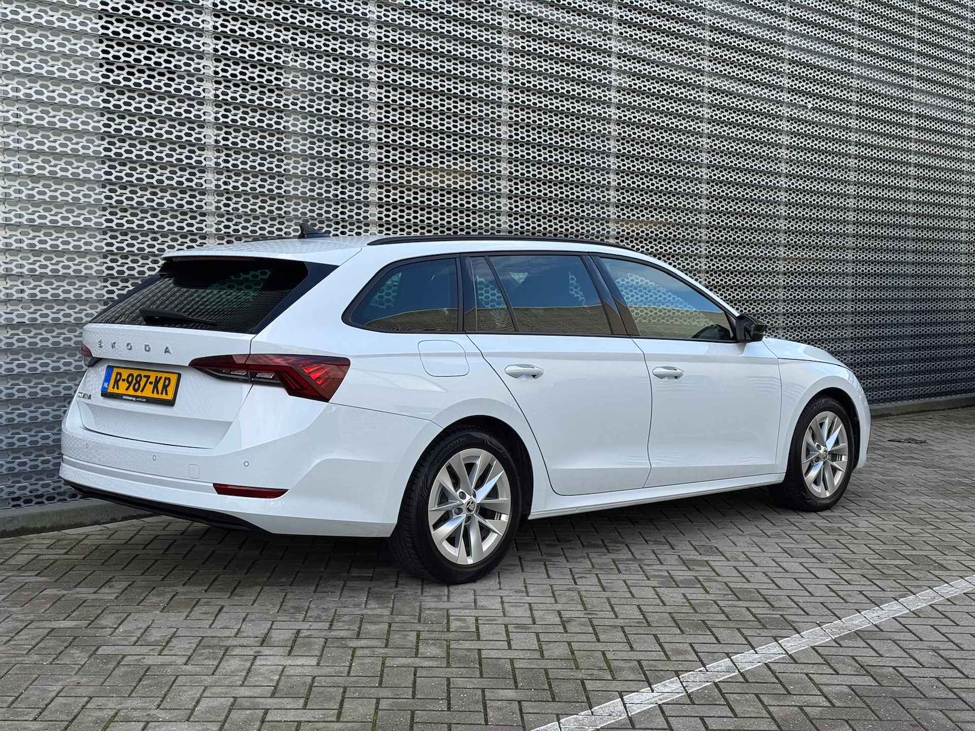 Škoda Octavia Combi 1.0 TSI 110PK Sport Business / Zwenkbare Trekhaak / Parkeersensoren V+A / Digitale Cockpit / Sportstoelen ** - 8/29