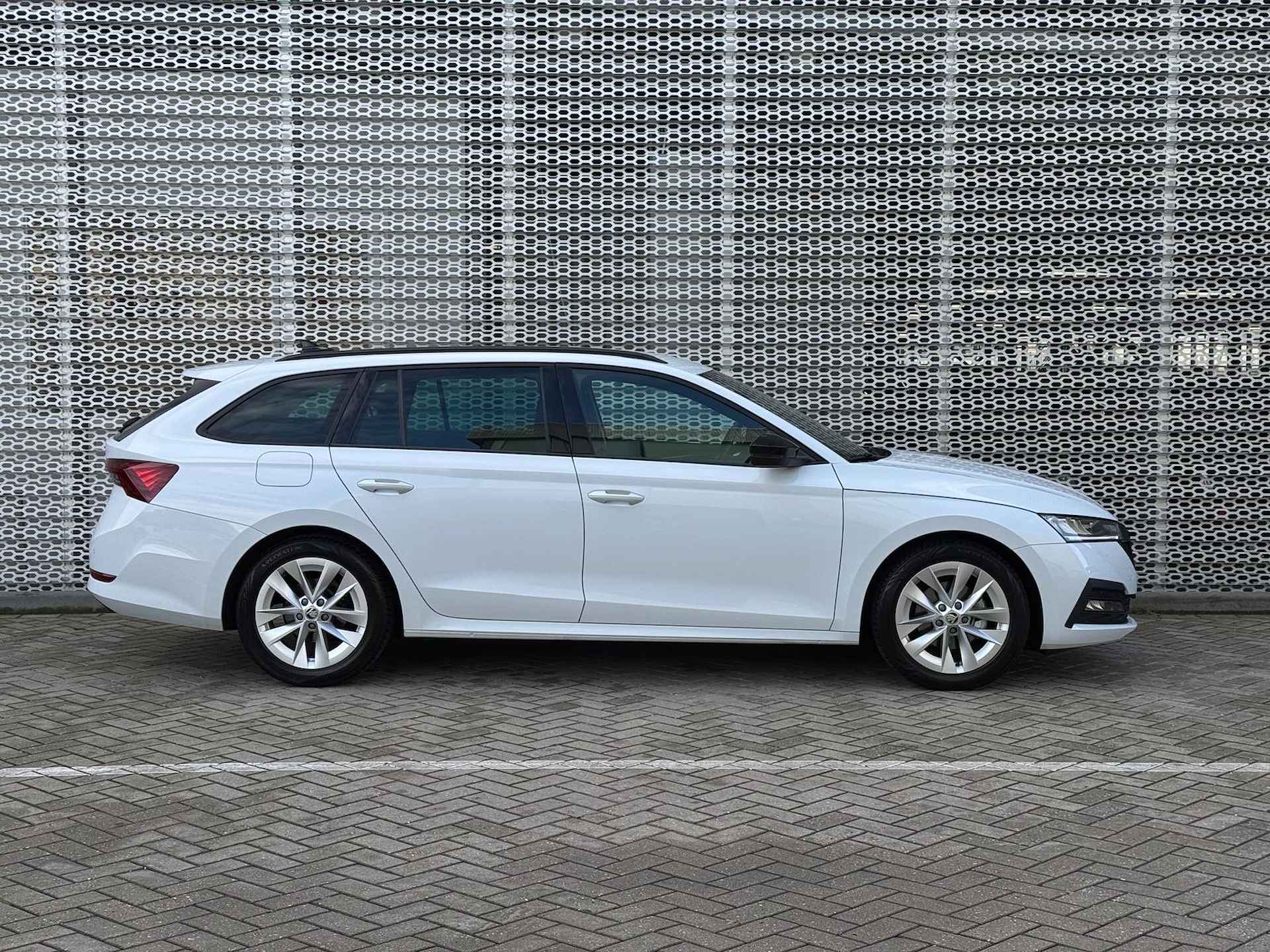 Škoda Octavia Combi 1.0 TSI 110PK Sport Business / Zwenkbare Trekhaak / Parkeersensoren V+A / Digitale Cockpit / Sportstoelen ** - 9/29