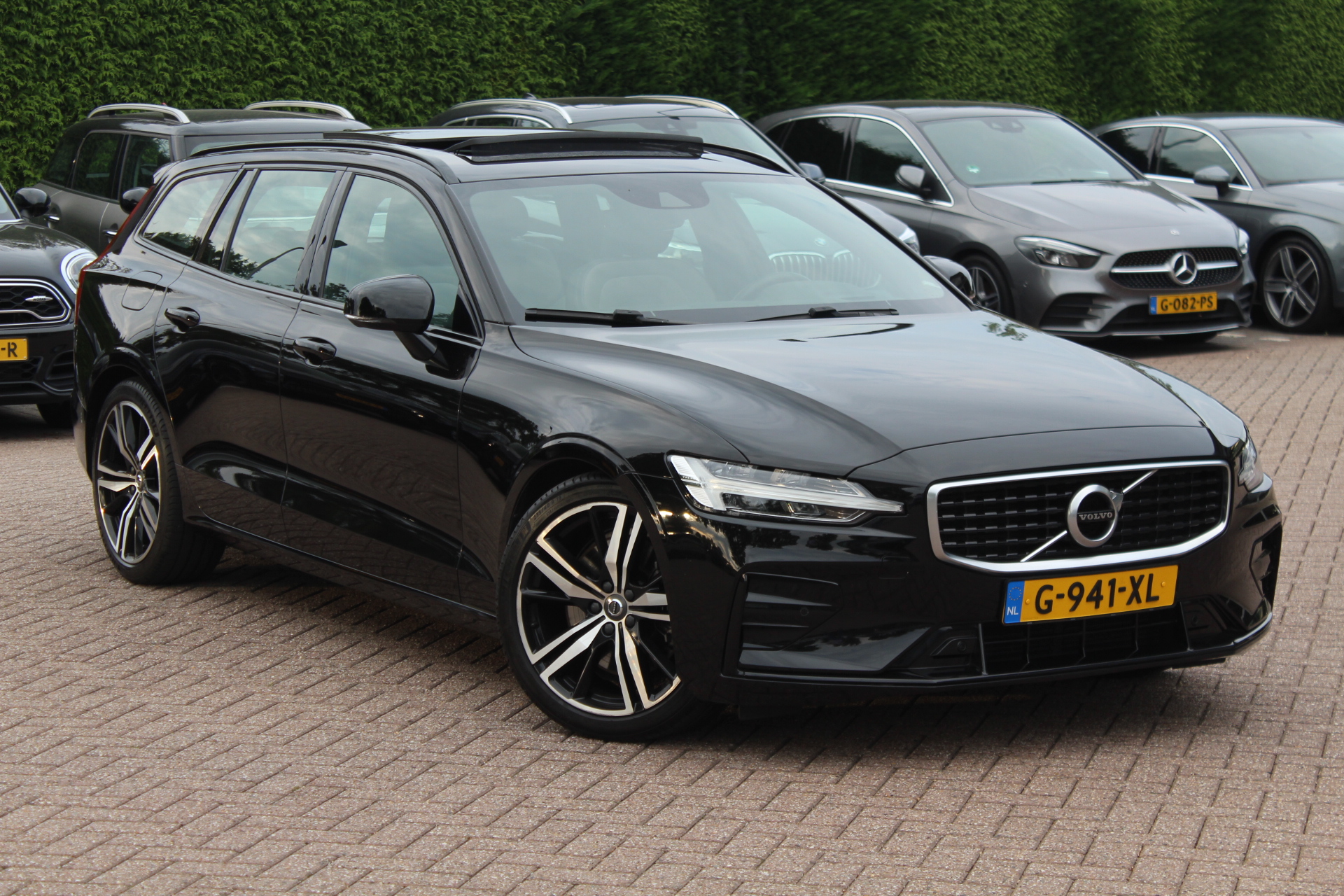 Volvo V60 2.0 T5 R-Design / Panoramadak / Camera / Head-up / 19'' / Standkachel / Harman Kardon / Leder / DAB / Stuurverwarming / Cruise Control