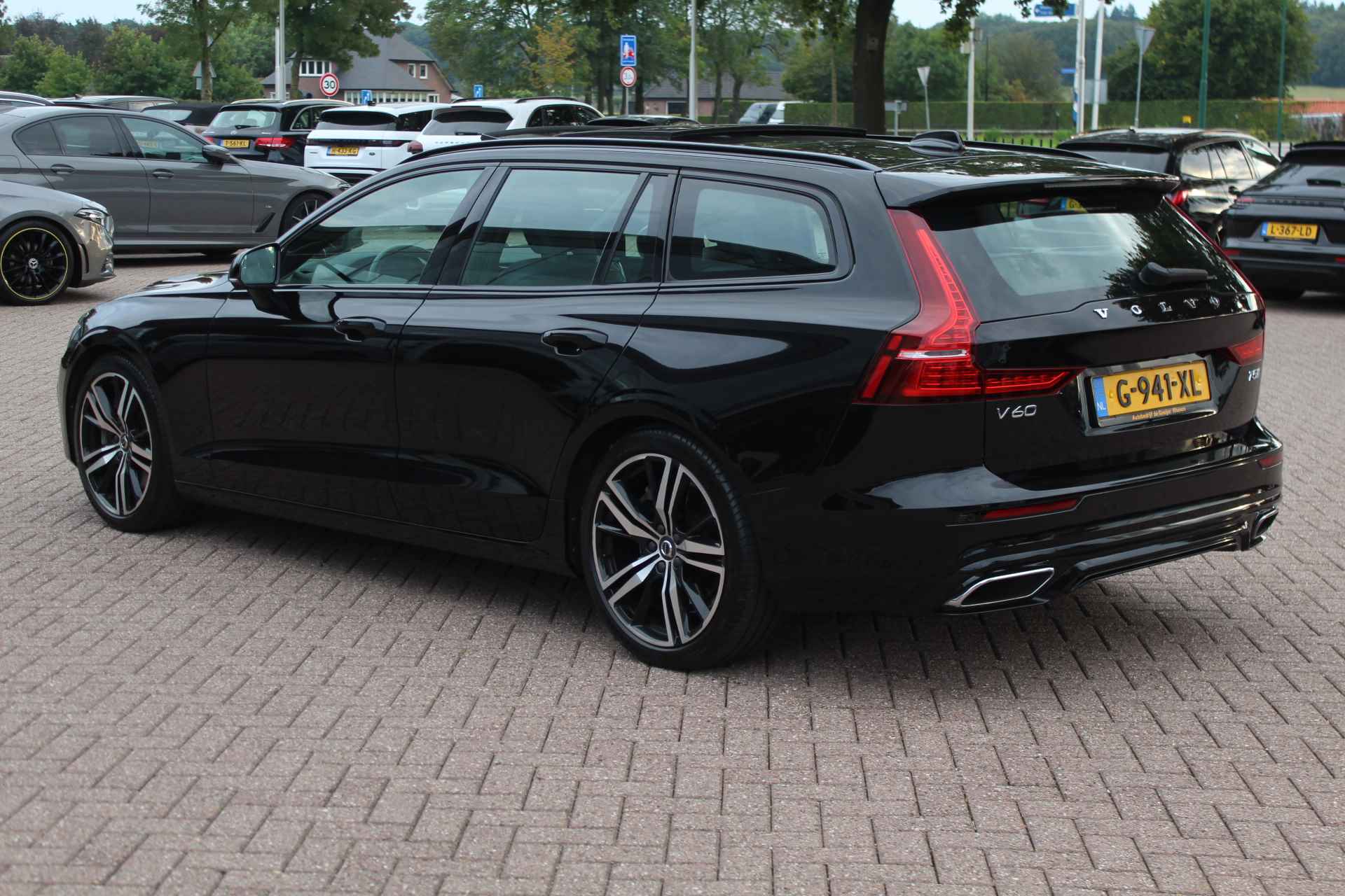 Volvo V60 2.0 T5 R-Design / Panoramadak / Camera / Head-up / 19'' / Standkachel / Harman Kardon / Leder / DAB / Stuurverwarming / Cruise Control - 2/30