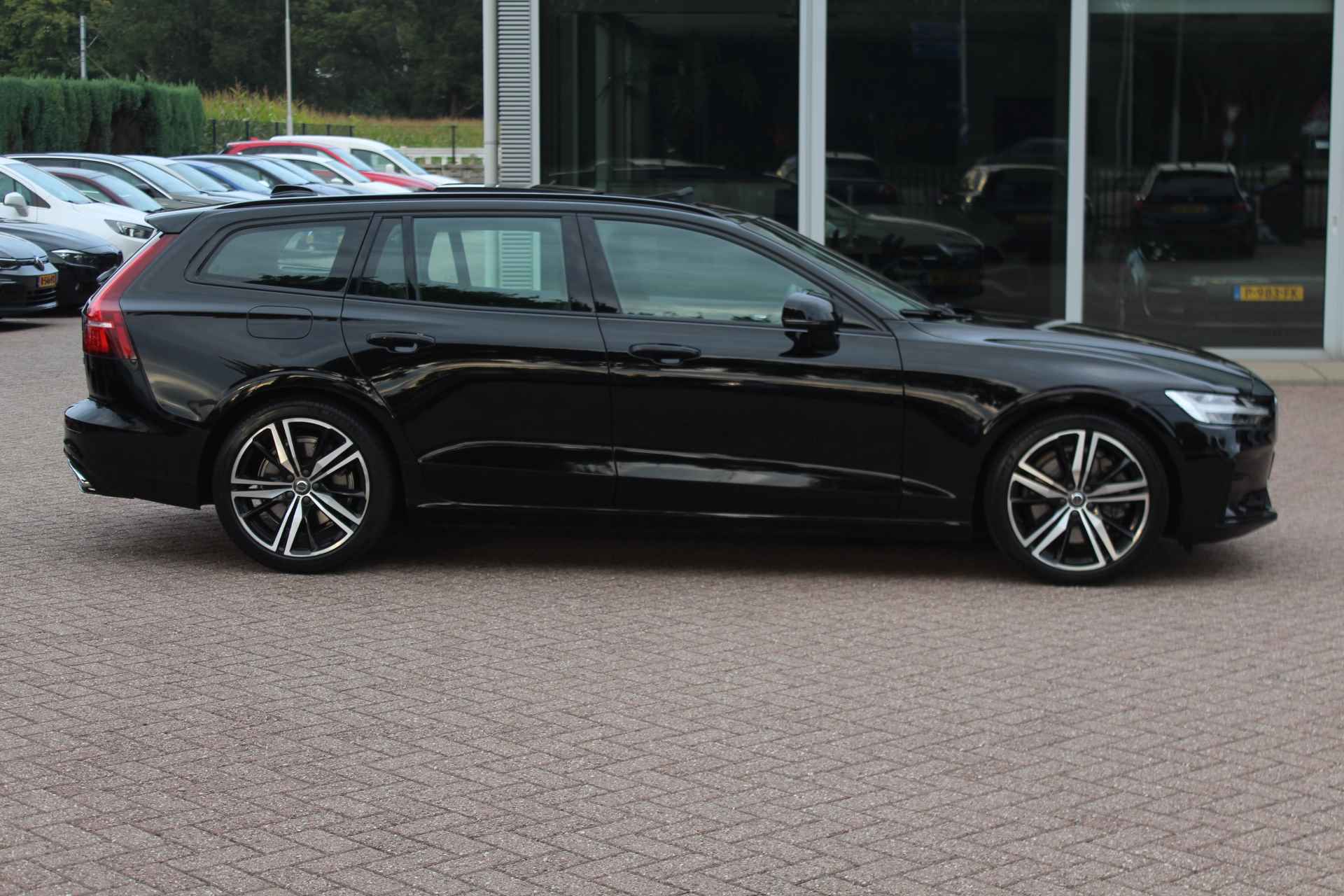 Volvo V60 2.0 T5 R-Design / Panoramadak / Camera / Head-up / 19'' / Standkachel / Harman Kardon / Leder / DAB / Stuurverwarming / Cruise Control - 4/30