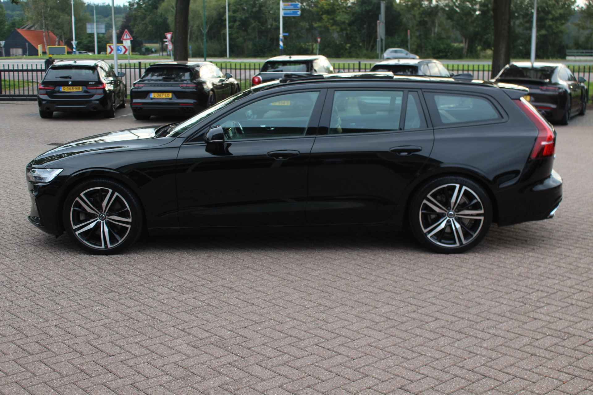 Volvo V60 2.0 T5 R-Design / Panoramadak / Camera / Head-up / 19'' / Standkachel / Harman Kardon / Leder / DAB / Stuurverwarming / Cruise Control - 6/30