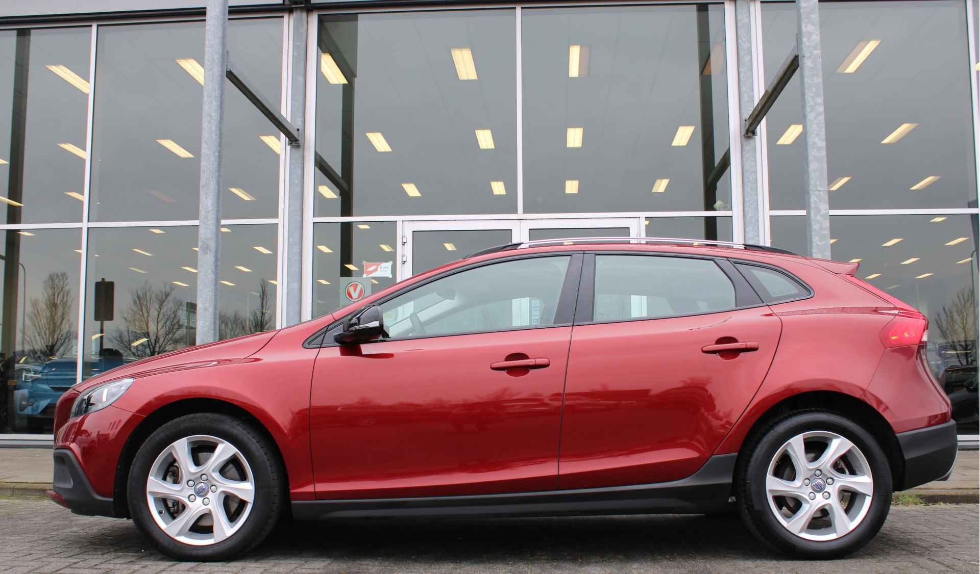 Volvo V40 Cross Country 2.0 T3 Summum | Verw. Voorstoelen | Trekhaak | Clima | Leder | 17" LMV | Navi - 2/68