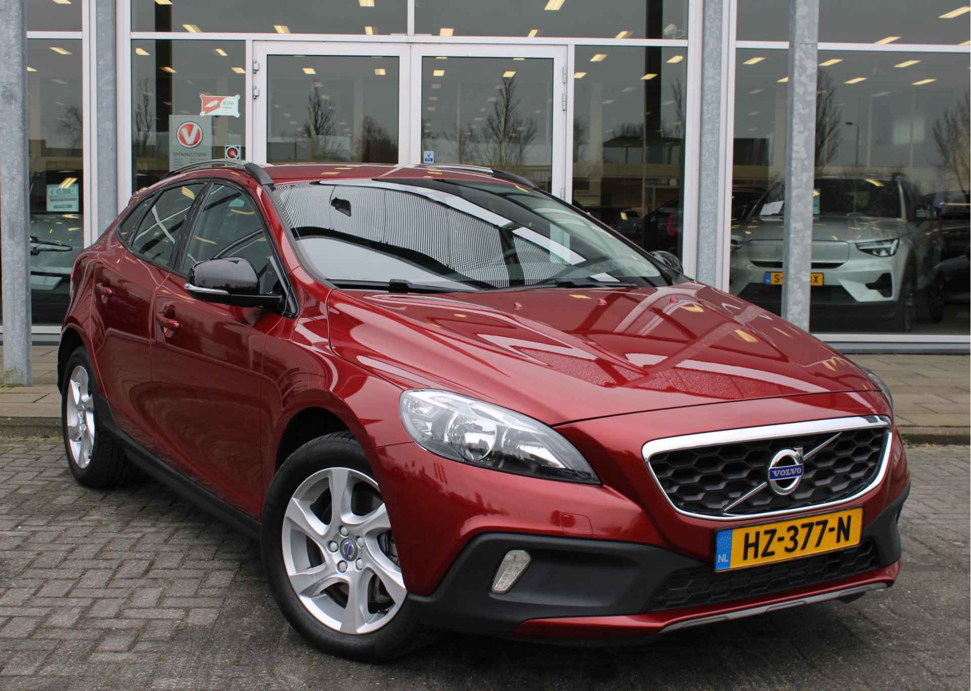 Volvo V40 Cross Country 2.0 T3 Summum | Verw. Voorstoelen | Trekhaak | Clima | Leder | 17" LMV | Navi - 31/68