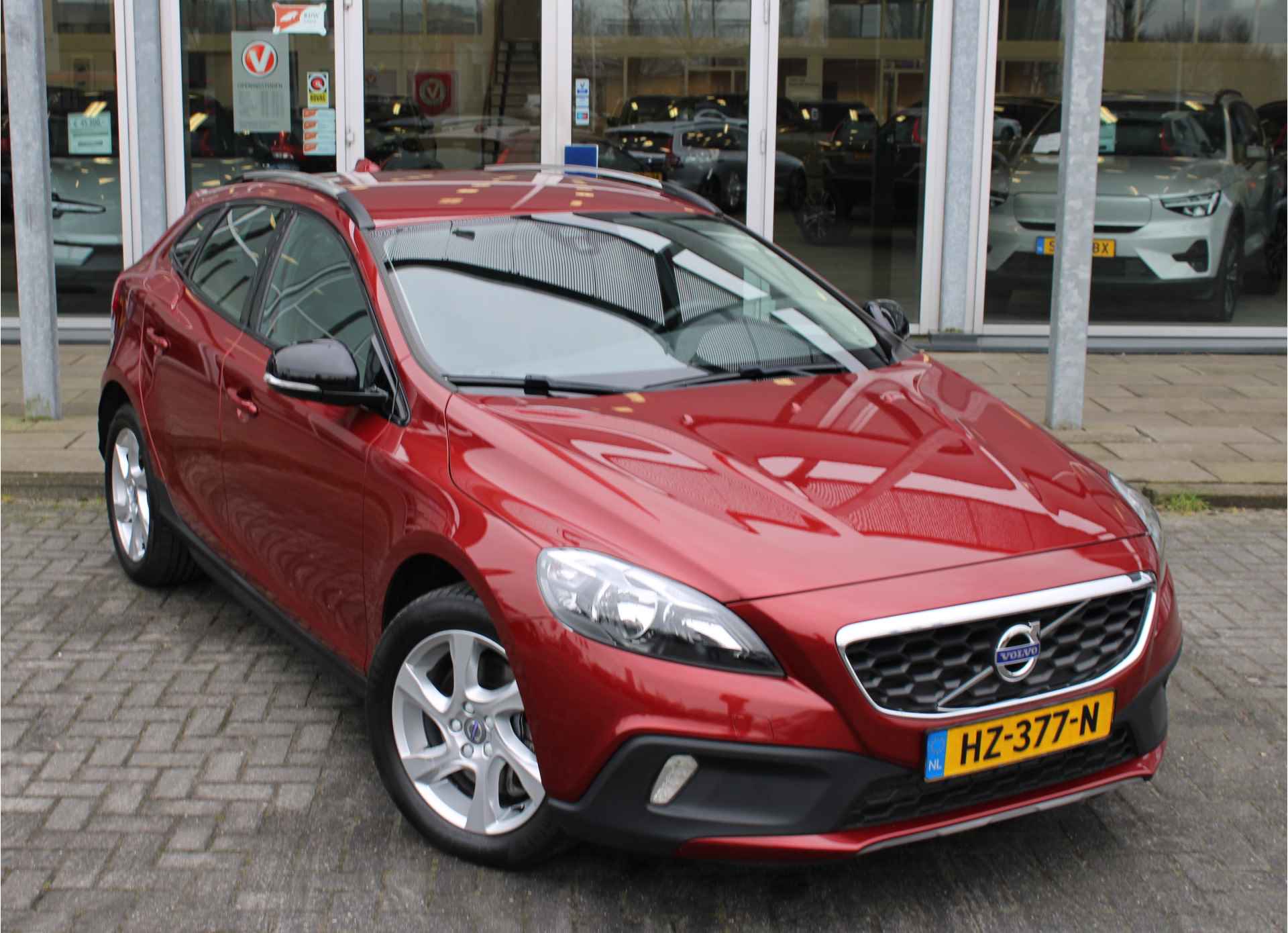 Volvo V40 Cross Country 2.0 T3 Summum | Verw. Voorstoelen | Trekhaak | Clima | Leder | 17" LMV | Navi - 50/68