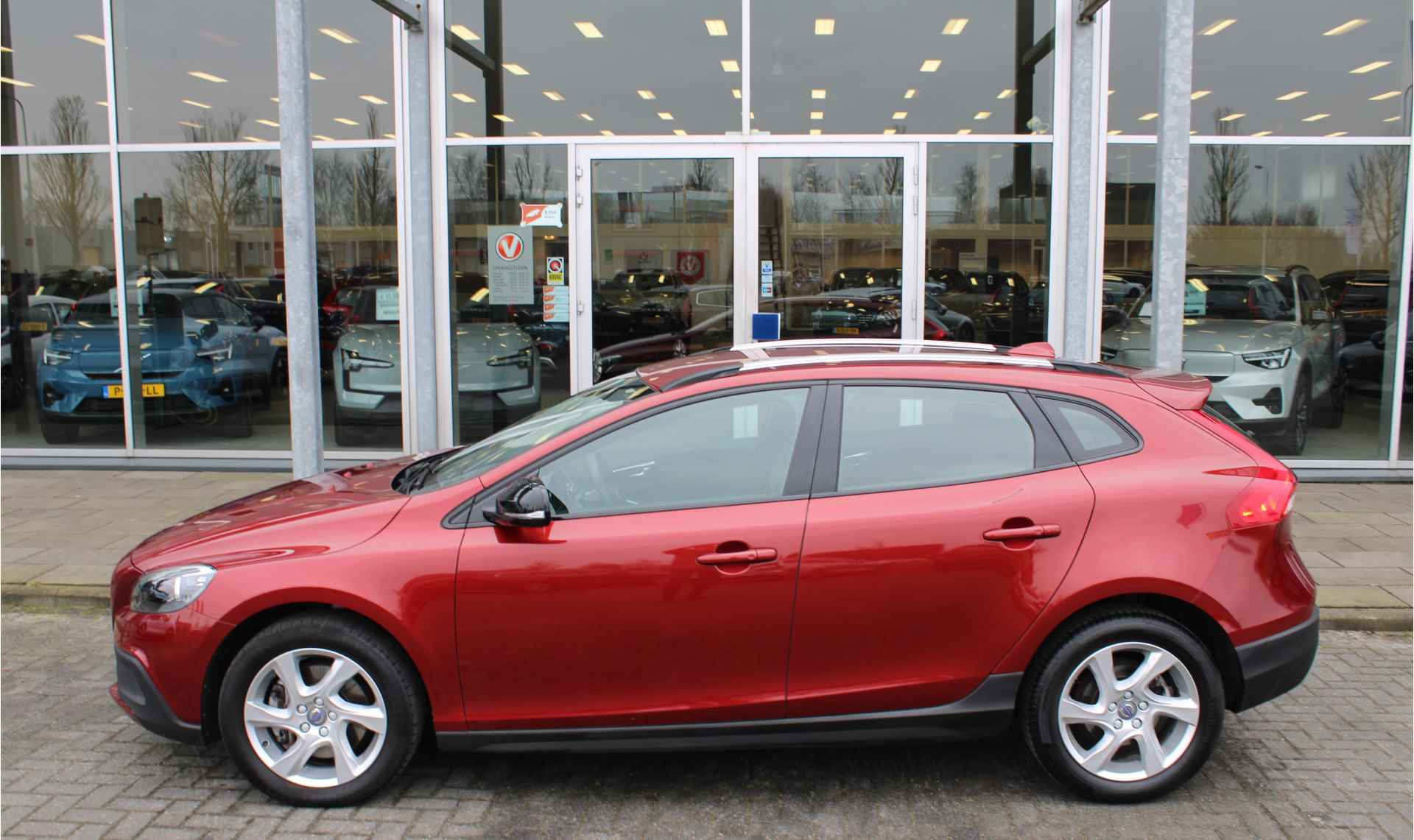 Volvo V40 Cross Country 2.0 T3 Summum | Verw. Voorstoelen | Trekhaak | Clima | Leder | 17" LMV | Navi - 52/68