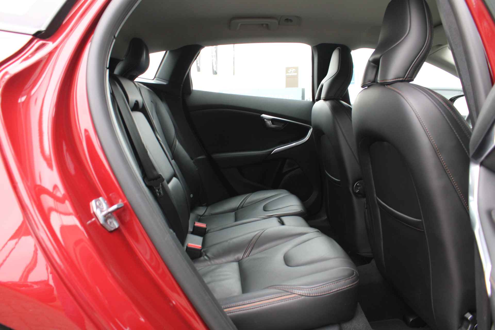 Volvo V40 Cross Country 2.0 T3 Summum | Verw. Voorstoelen | Trekhaak | Clima | Leder | 17" LMV | Navi - 64/68