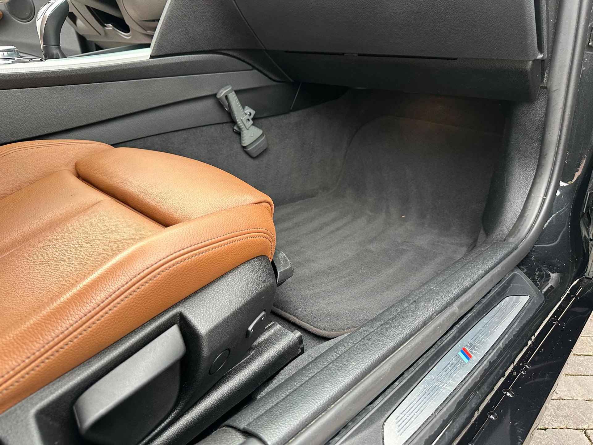 BMW 3-serie Touring 320i Centennial High Executive | M-Pakket | Panoramadak | Leder Interieur | - 28/31