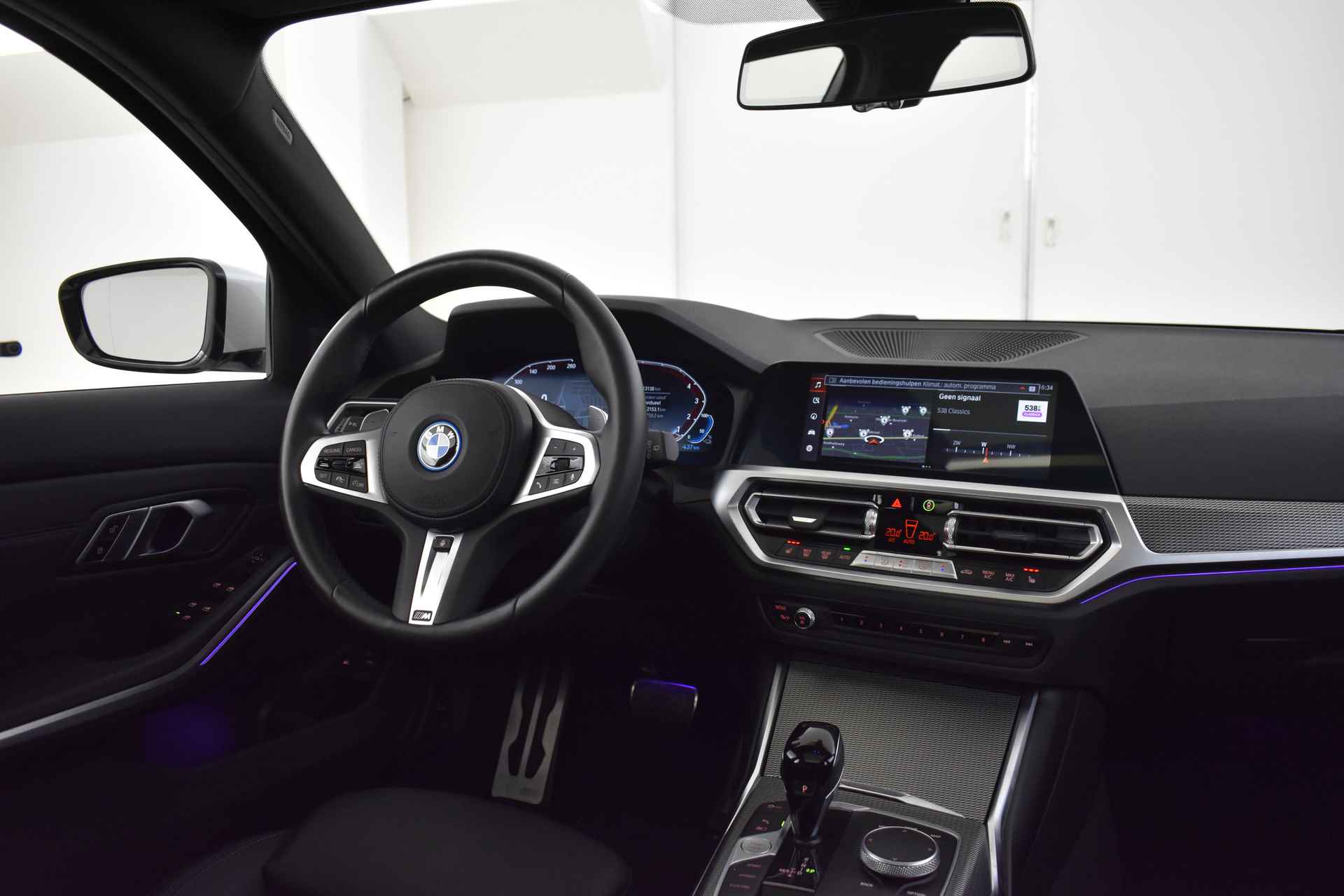 BMW 3 Serie Touring 330e High Executive M Sport Automaat / Panoramadak / Sportstoelen / Active Cruise Control / Comfort Access / Live Cockpit Professional / Parking Assistant - 12/50