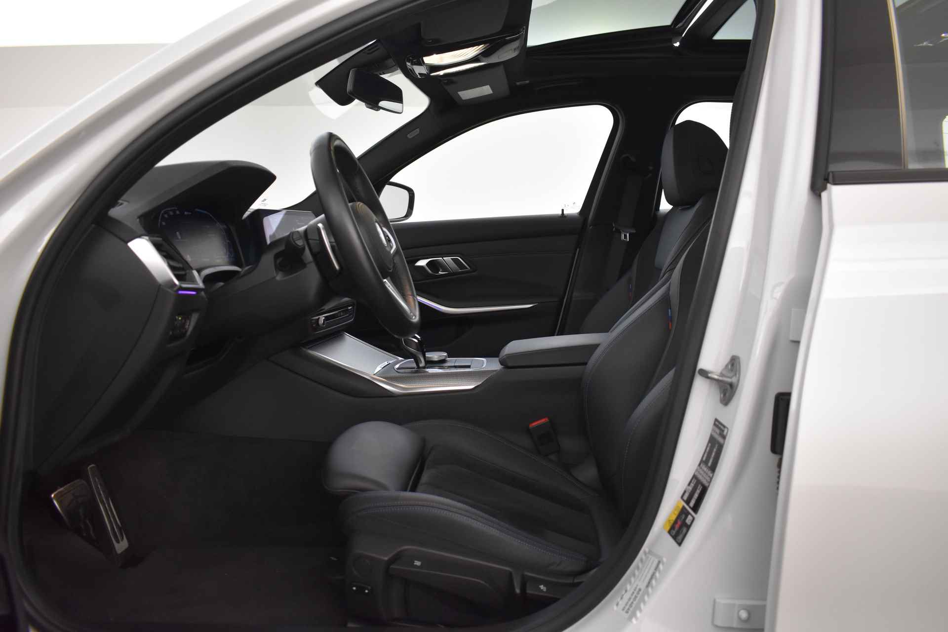 BMW 3 Serie Touring 330e M-Sportpakket / Panoramadak / Sportstoelen / Active Cruise Control / Comfort Access / Live Cockpit Professional / Parking Assistant - 14/50