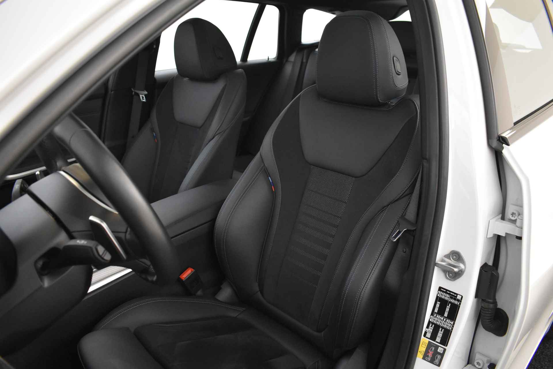 BMW 3 Serie Touring 330e High Executive M Sport Automaat / Panoramadak / Sportstoelen / Active Cruise Control / Comfort Access / Live Cockpit Professional / Parking Assistant - 15/50