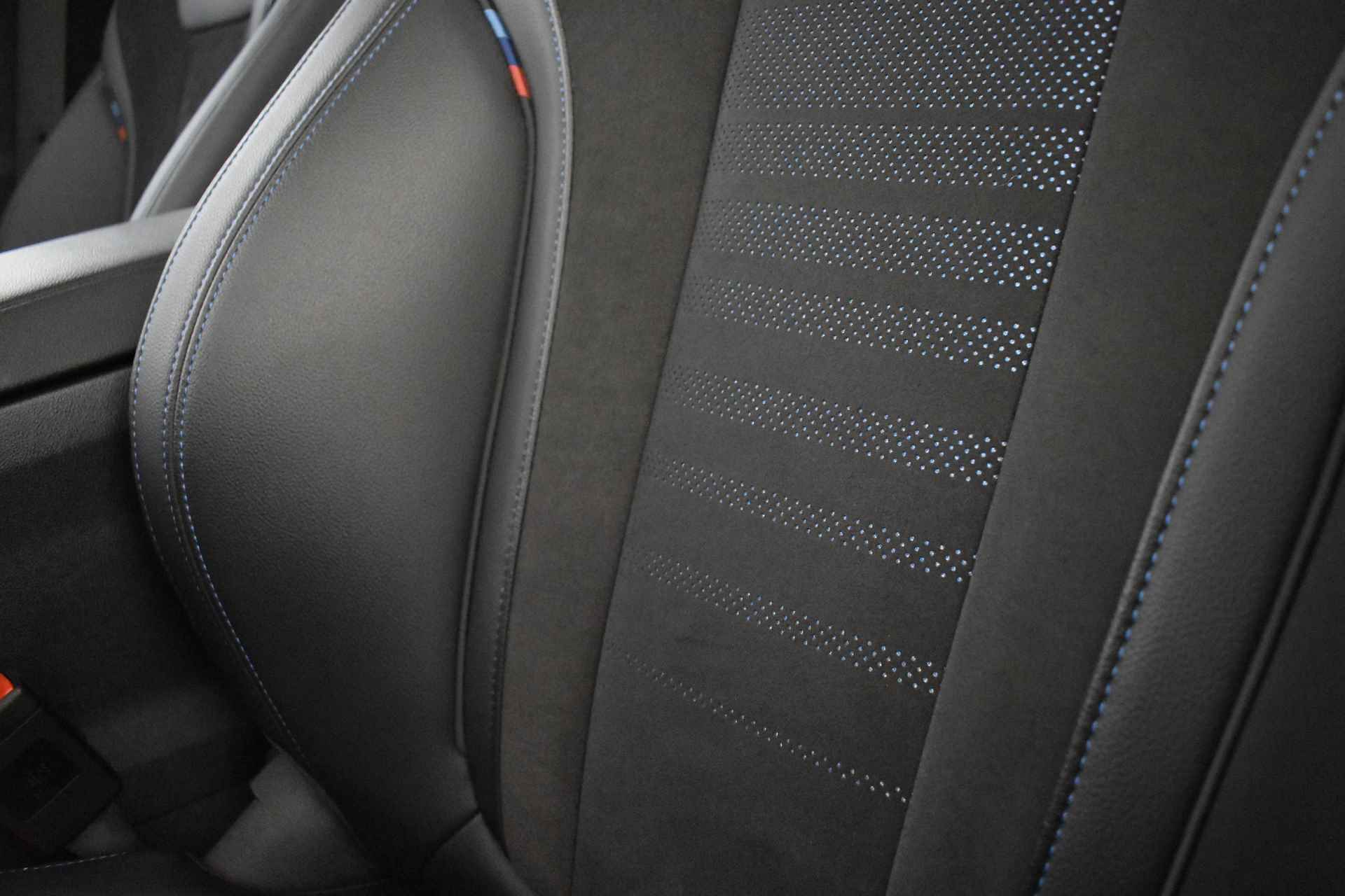 BMW 3 Serie Touring 330e M-Sportpakket / Panoramadak / Sportstoelen / Active Cruise Control / Comfort Access / Live Cockpit Professional / Parking Assistant - 16/50