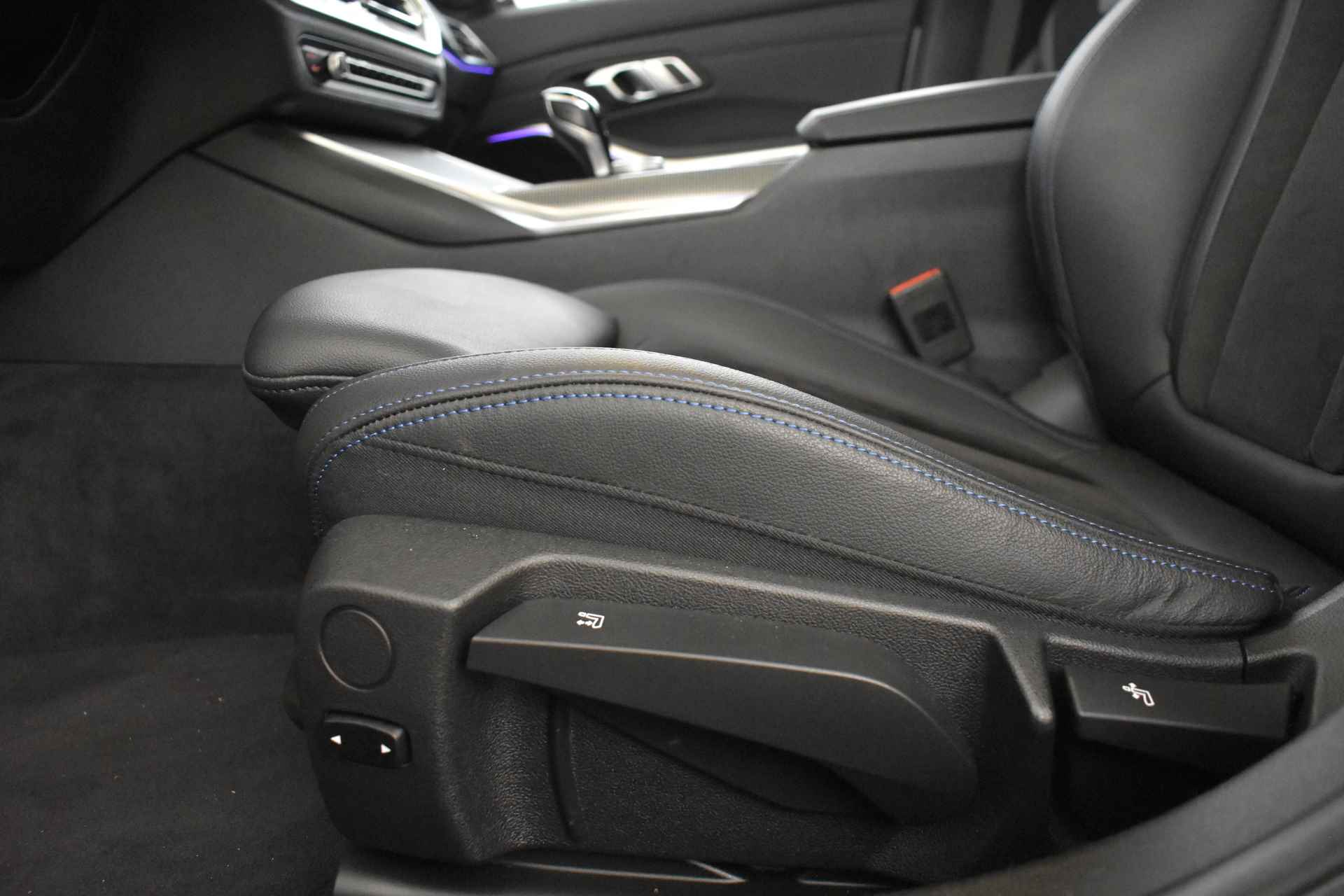 BMW 3 Serie Touring 330e High Executive M Sport Automaat / Panoramadak / Sportstoelen / Active Cruise Control / Comfort Access / Live Cockpit Professional / Parking Assistant - 17/50