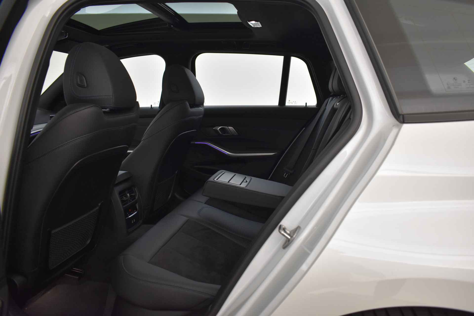 BMW 3 Serie Touring 330e High Executive M Sport Automaat / Panoramadak / Sportstoelen / Active Cruise Control / Comfort Access / Live Cockpit Professional / Parking Assistant - 19/50