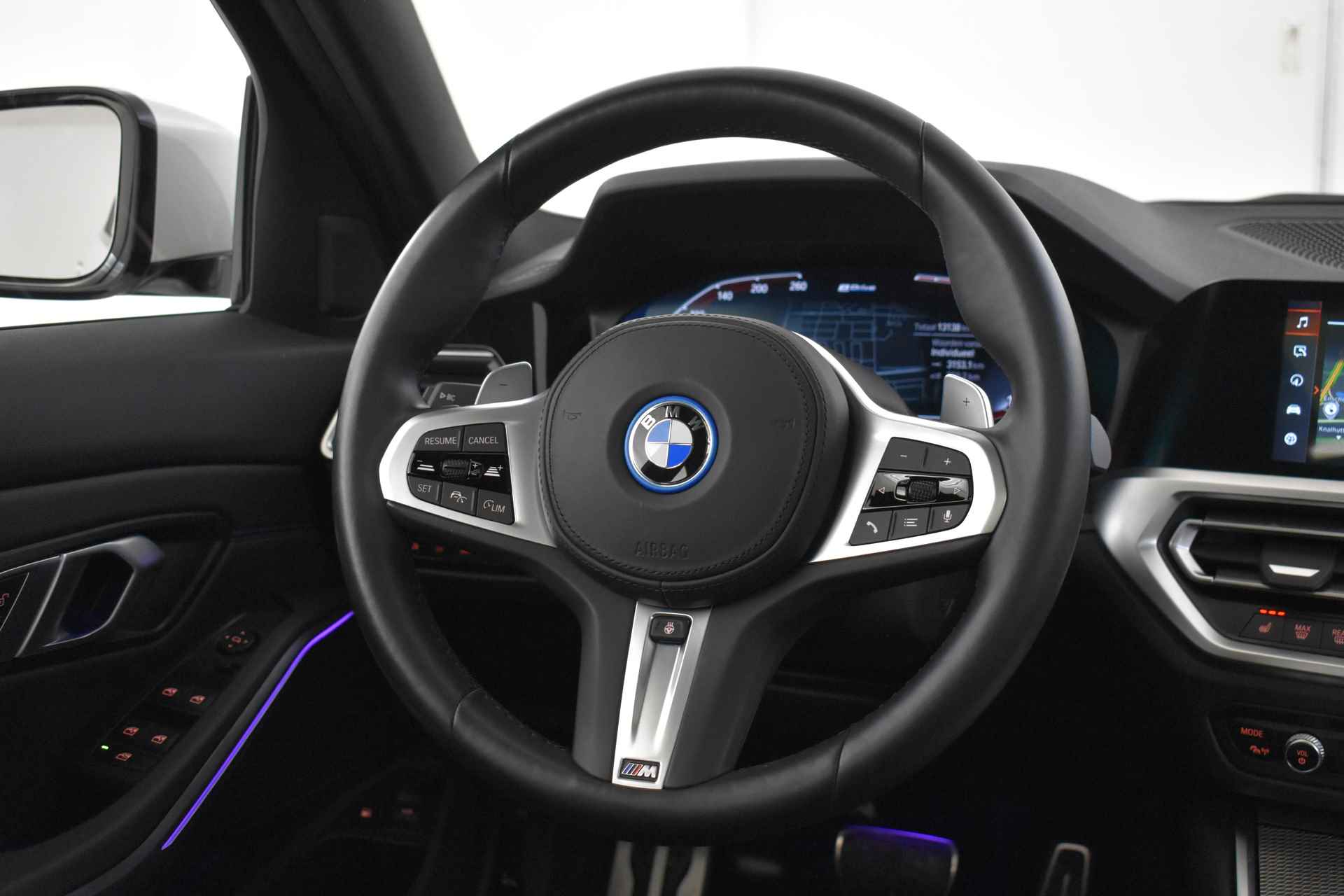 BMW 3 Serie Touring 330e High Executive M Sport Automaat / Panoramadak / Sportstoelen / Active Cruise Control / Comfort Access / Live Cockpit Professional / Parking Assistant - 22/50