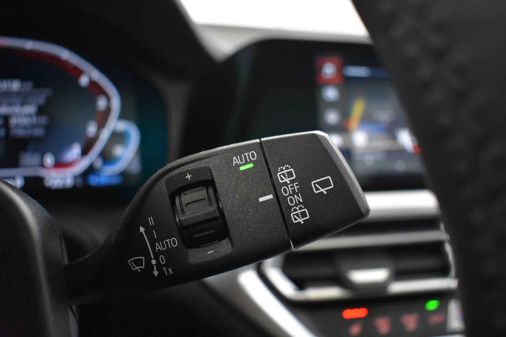 BMW 3 Serie Touring 330e High Executive M Sport Automaat / Panoramadak / Sportstoelen / Active Cruise Control / Comfort Access / Live Cockpit Professional / Parking Assistant - 38/50