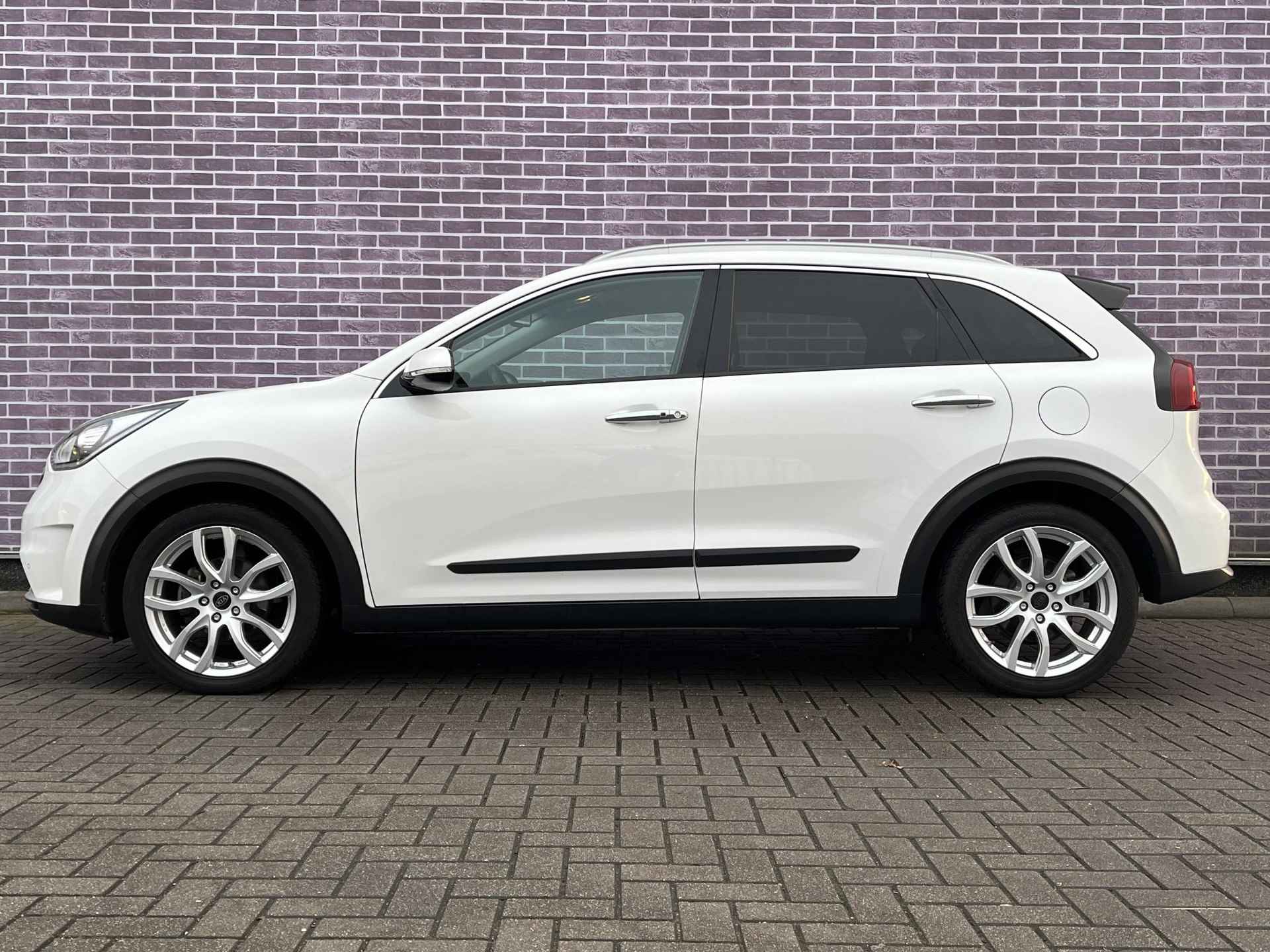 Kia Niro 1.6 GDi Hybrid DynamicPlusLine Adaptive Cruise control | Stuur/Stoelverwarming | Camera | Navigatie | Winterset | Volledige Onderhoud | PDC | - 4/33