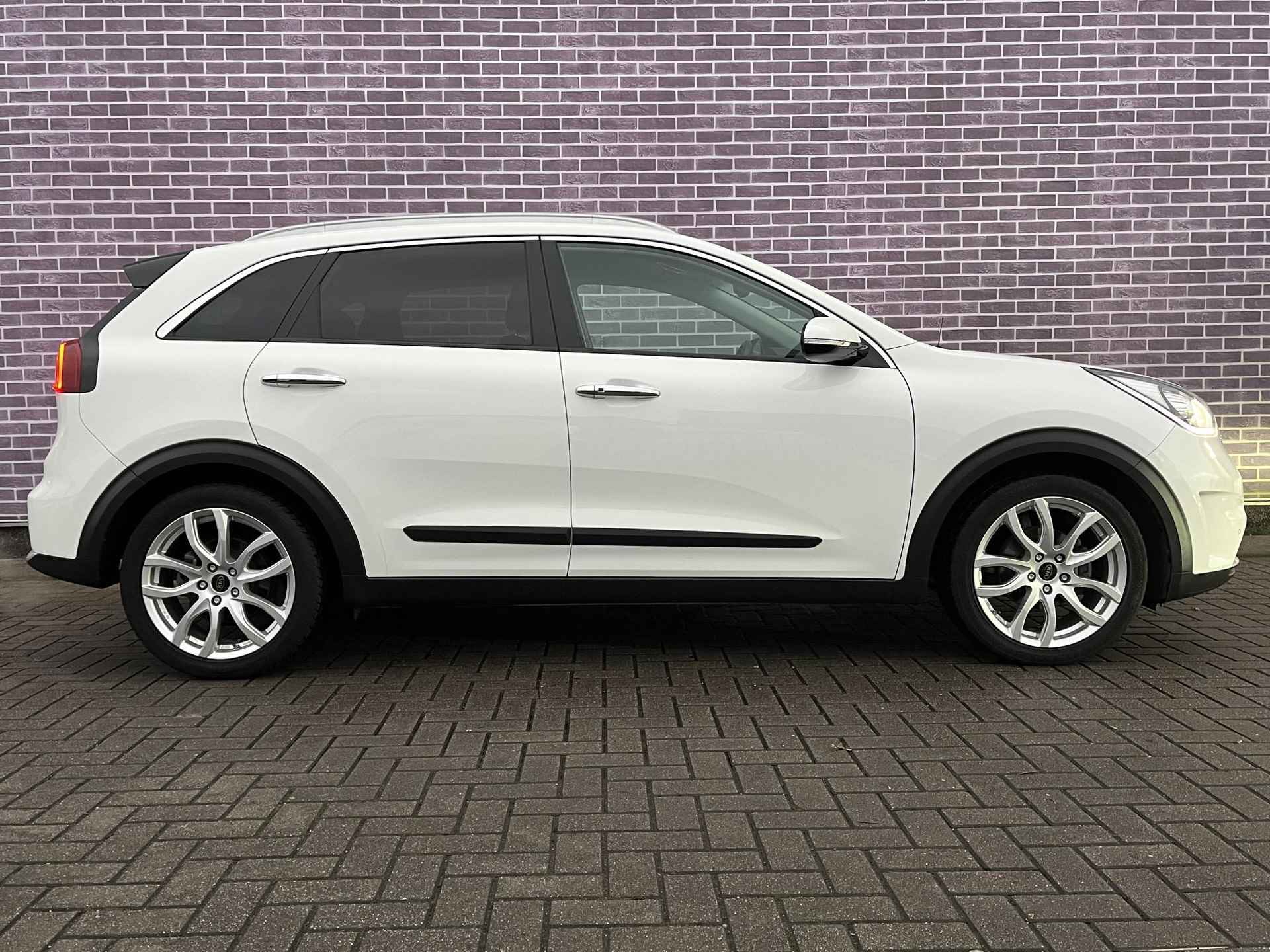 Kia Niro 1.6 GDi Hybrid DynamicPlusLine Adaptive Cruise control | Stuur/Stoelverwarming | Camera | Navigatie | Winterset | Volledige Onderhoud | PDC | - 14/33