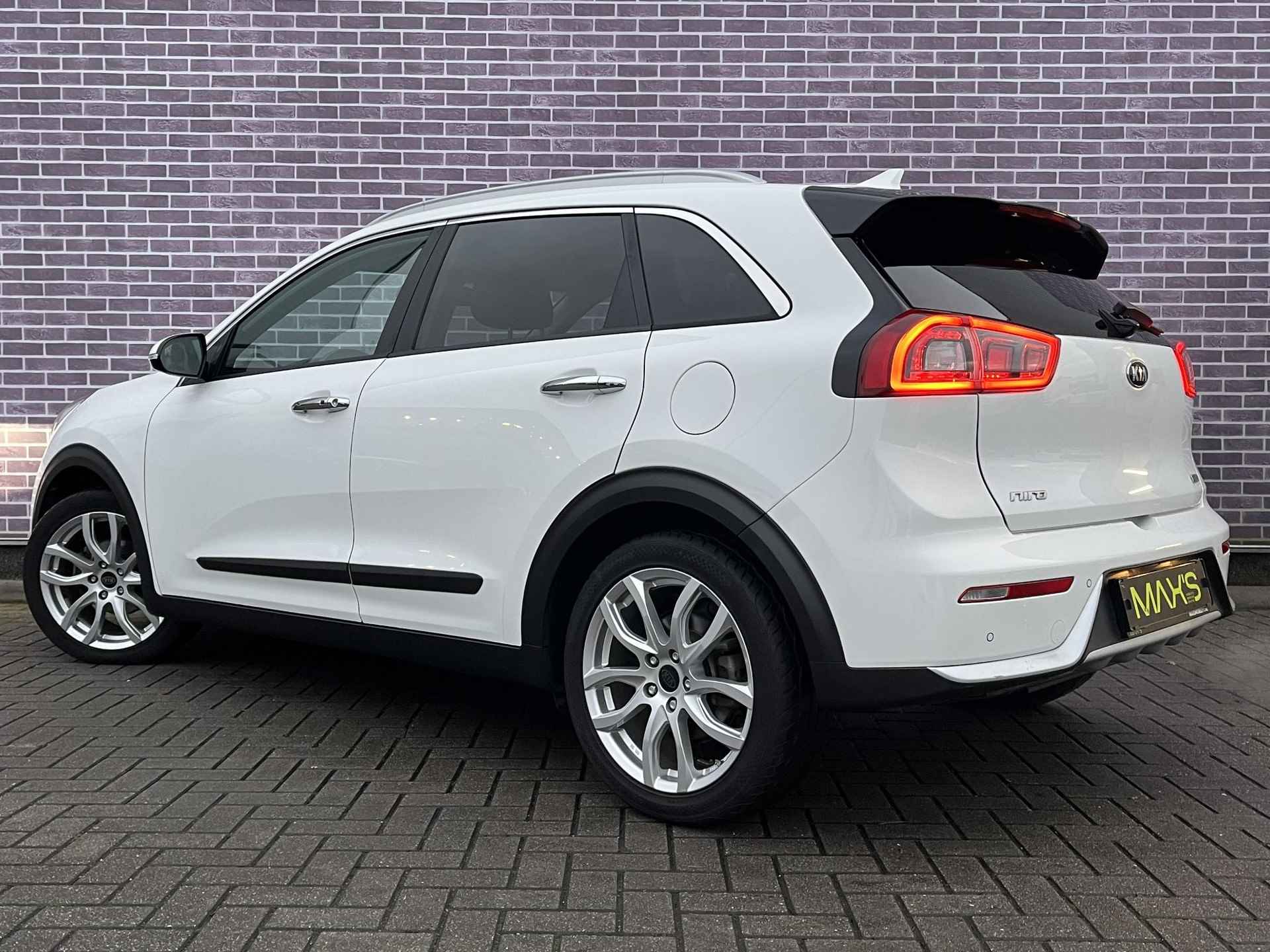 Kia Niro 1.6 GDi Hybrid DynamicPlusLine Adaptive Cruise control | Stuur/Stoelverwarming | Camera | Navigatie | Winterset | Volledige Onderhoud | PDC | - 24/33