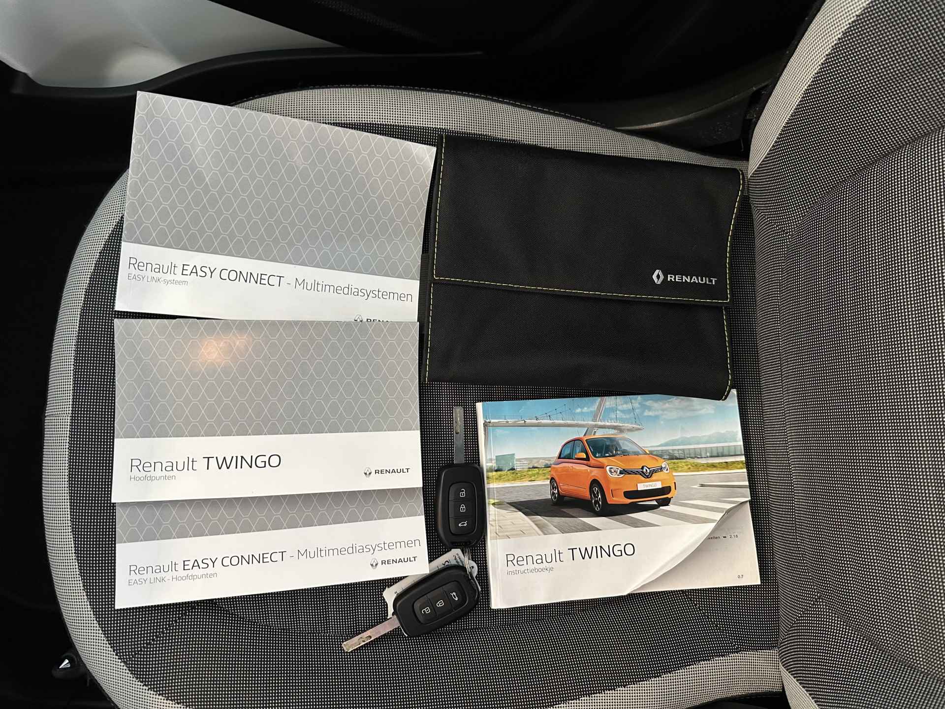 Renault Twingo Collection Sce 70 | Easylink | Parkeersensor | Carplay | tijdelijk gratis Top Afleverpakket twv Eur 695 - 34/36
