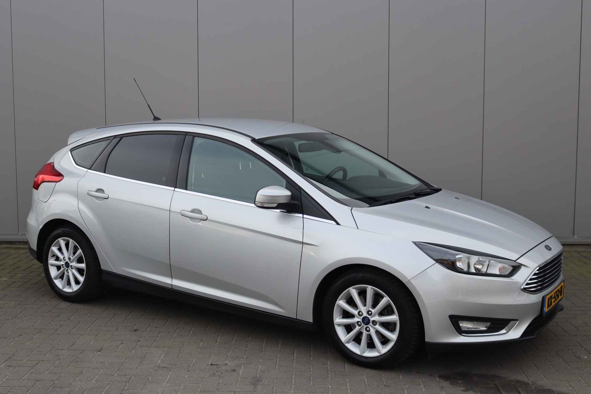 Ford Focus 1.5 EcoB. 150PK Automaat Titanium Navigatie/Cruise-control/Winter-pack/Climate-control - 2/31