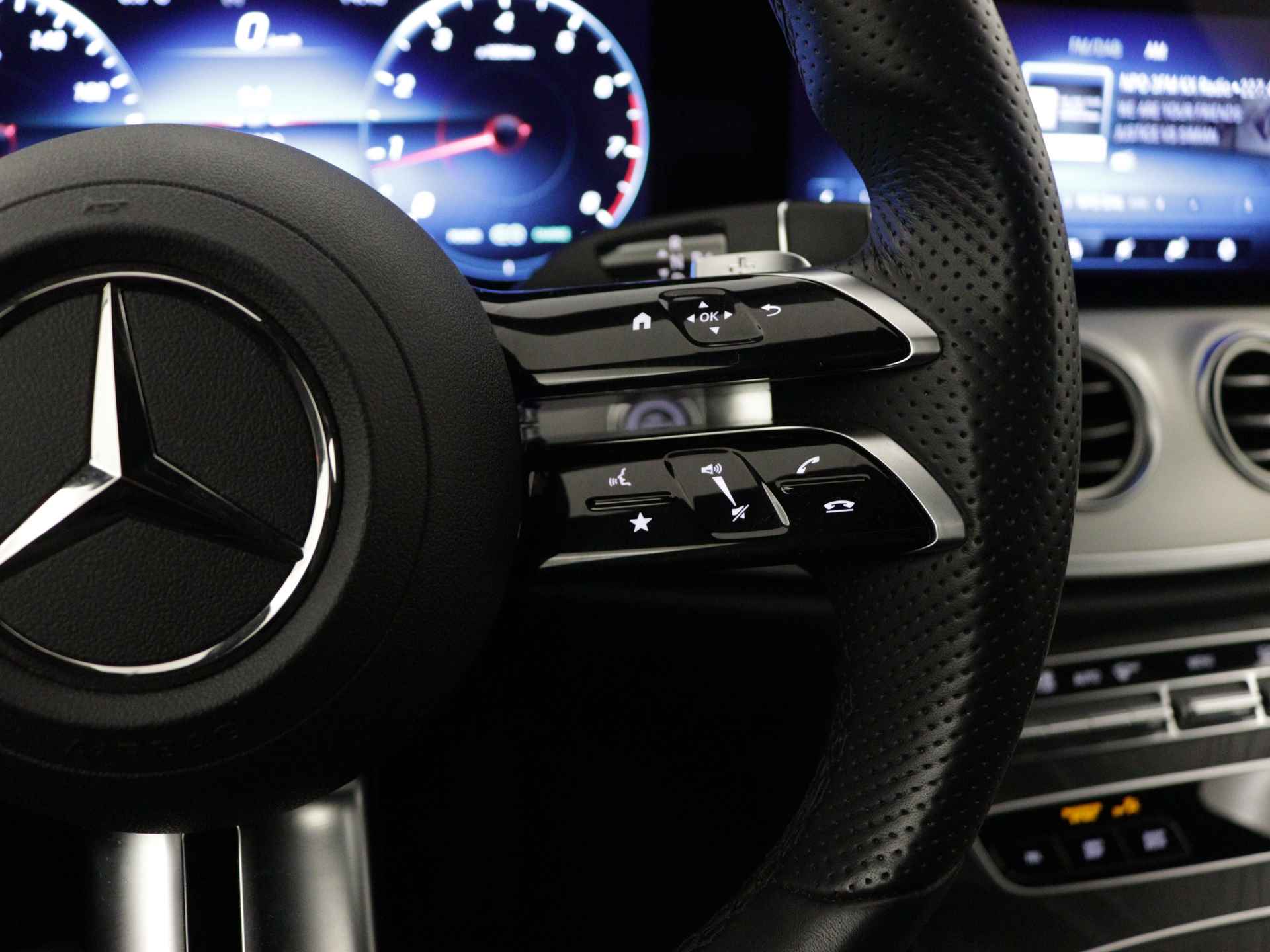 Mercedes-Benz E-Klasse 200 Business Solution AMG | 360-Camera | AMG-Line | AMG- Styling | Dodehoekassistent |  Nightpakket | Sfeerverlichitng | Navigatie | Inclusief 24 maanden Mercedes-Benz Certified garantie voor Europa. - 23/43