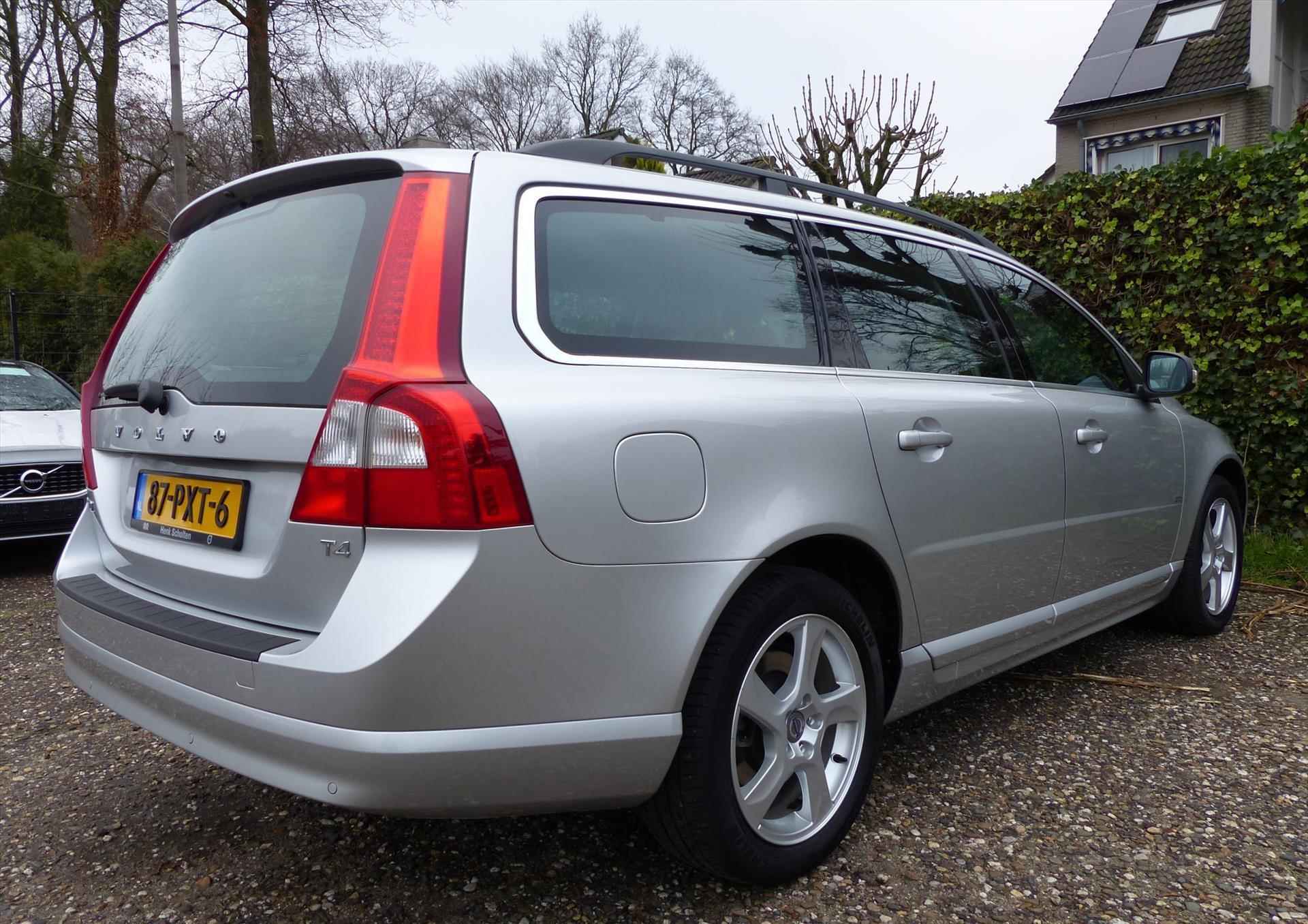 Volvo V70 T4 AUT6 180 PK Limited Edition, Lederen bekleding, Stoelverwarming, RTI Navigatie, Bluetooth telefoonvoorbereiding, Park Assist achter, Elektrisch bedienbare achterklep, 17" Lichtmetalen velgen, Noodreservewiel - 3/8