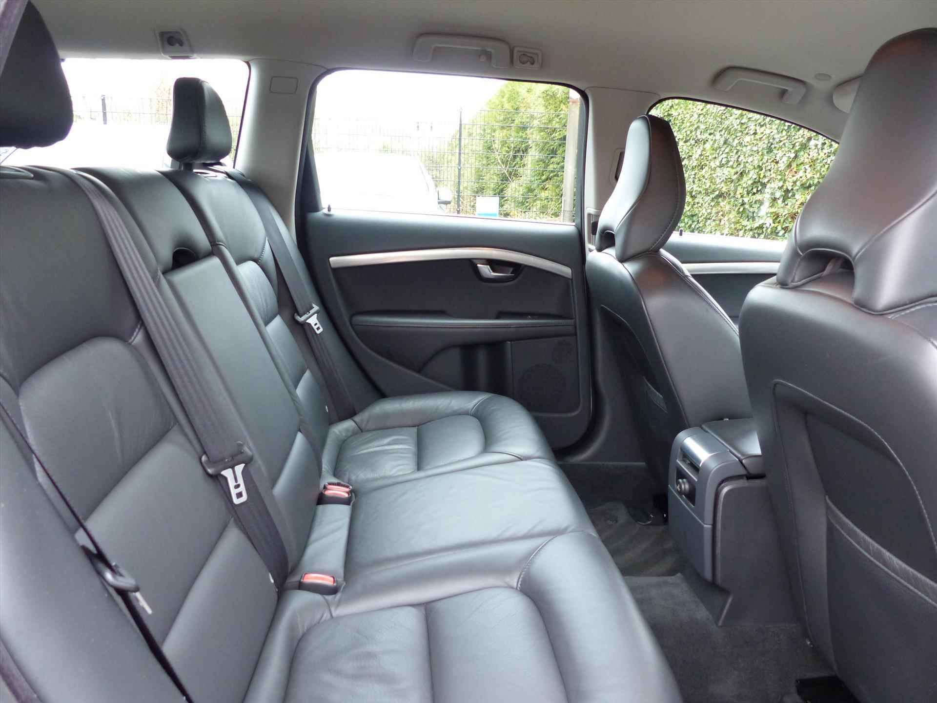 Volvo V70 T4 AUT6 180 PK Limited Edition, Lederen bekleding, Stoelverwarming, RTI Navigatie, Bluetooth telefoonvoorbereiding, Park Assist achter, Elektrisch bedienbare achterklep, 17" Lichtmetalen velgen, Noodreservewiel - 4/8