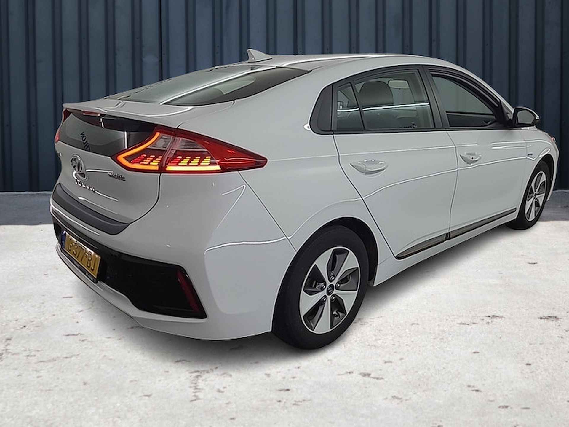 Hyundai IONIQ Comfort EV (120 PK) 1e-Eigen, Hyundai-Dealer-Onderh, 12-Mnd-Bovag, Nl-Auto, Keyless-Entry, Adaptieve-Cruisecontrol, Navigatie/Apple-Carplay/Android-Auto, Achteruitrijcamera, Parkeer-Sensoren, L.M.Velgen - 4/22