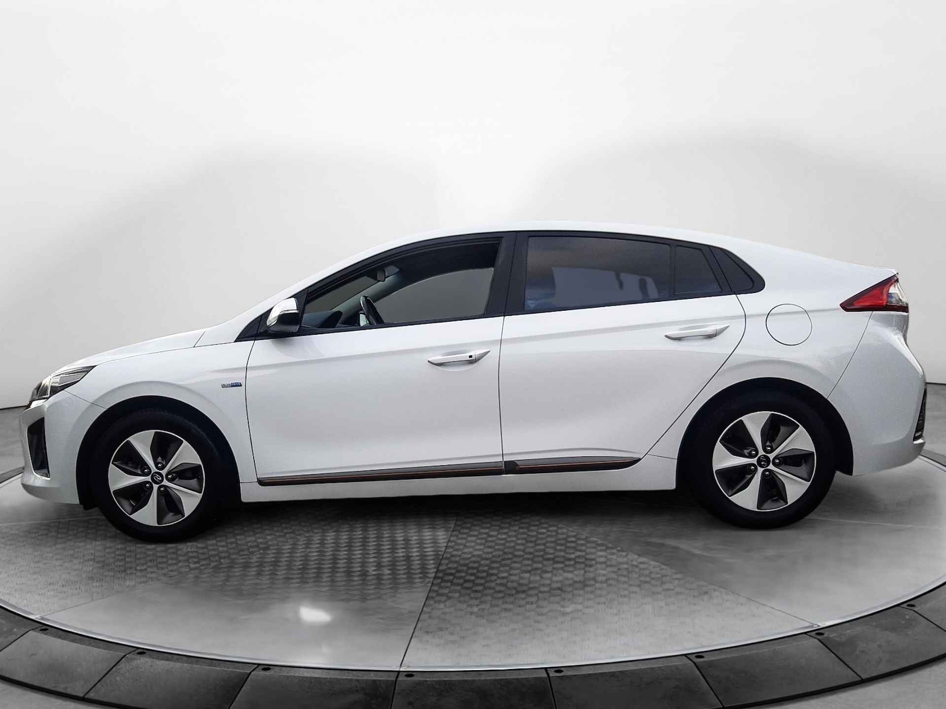 Hyundai IONIQ Comfort EV (120 PK) 1e-Eig, Hyundai-Dealer-Onderh, 12-Mnd-Bovag, Nl-Auto, Keyless-Entry, Adaptieve-Cruisecontrol, Navigatie/Apple-Carplay/Android-Auto, Achteruitrijcamera, Parkeer-Sensoren, L.M.Velgen - 8/39