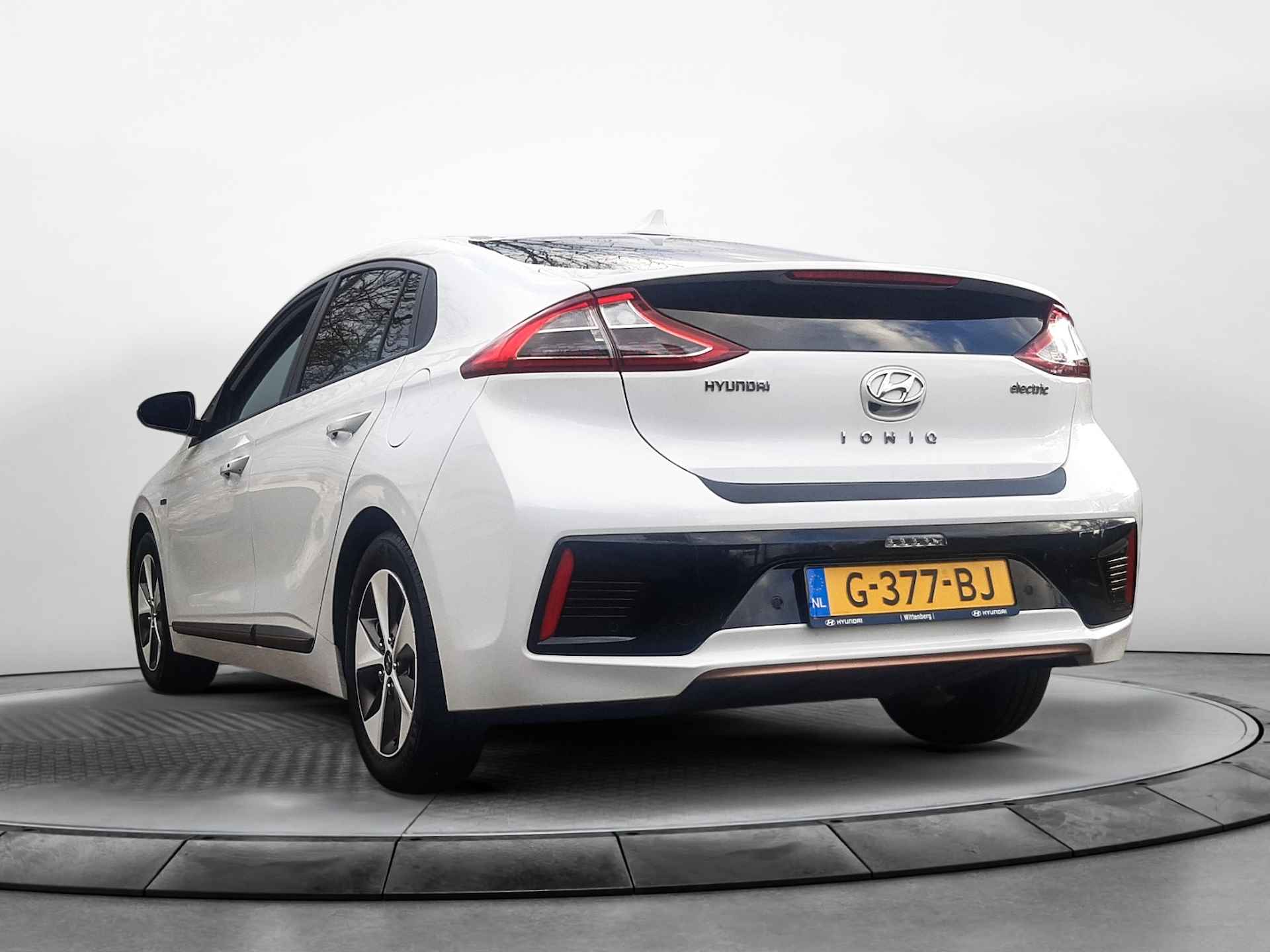 Hyundai IONIQ Comfort EV (120 PK) 1e-Eig, Hyundai-Dealer-Onderh, 12-Mnd-Bovag, Nl-Auto, Keyless-Entry, Adaptieve-Cruisecontrol, Navigatie/Apple-Carplay/Android-Auto, Achteruitrijcamera, Parkeer-Sensoren, L.M.Velgen - 9/39