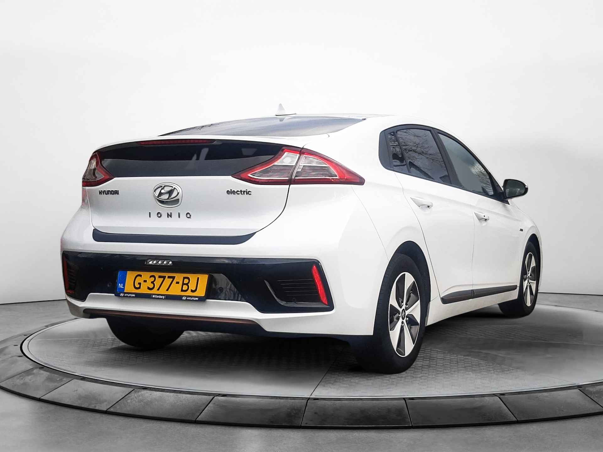 Hyundai IONIQ Comfort EV (120 PK) 1e-Eig, Hyundai-Dealer-Onderh, 12-Mnd-Bovag, Nl-Auto, Keyless-Entry, Adaptieve-Cruisecontrol, Navigatie/Apple-Carplay/Android-Auto, Achteruitrijcamera, Parkeer-Sensoren, L.M.Velgen - 4/39