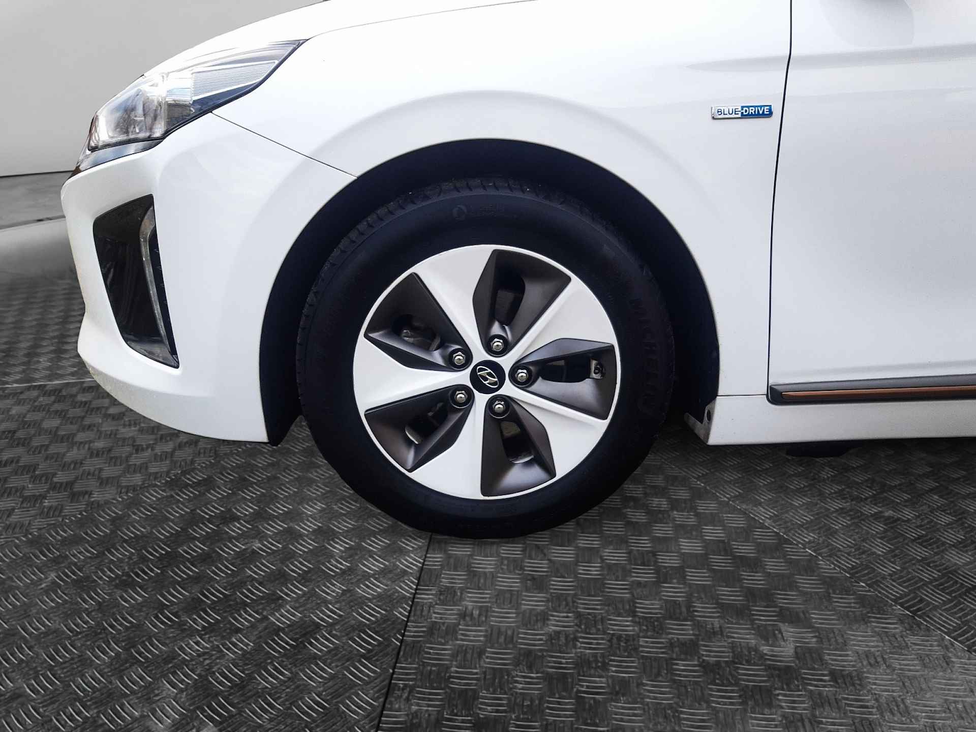 Hyundai IONIQ Comfort EV (120 PK) 1e-Eig, Hyundai-Dealer-Onderh, 12-Mnd-Bovag, Nl-Auto, Keyless-Entry, Adaptieve-Cruisecontrol, Navigatie/Apple-Carplay/Android-Auto, Achteruitrijcamera, Parkeer-Sensoren, L.M.Velgen - 18/39