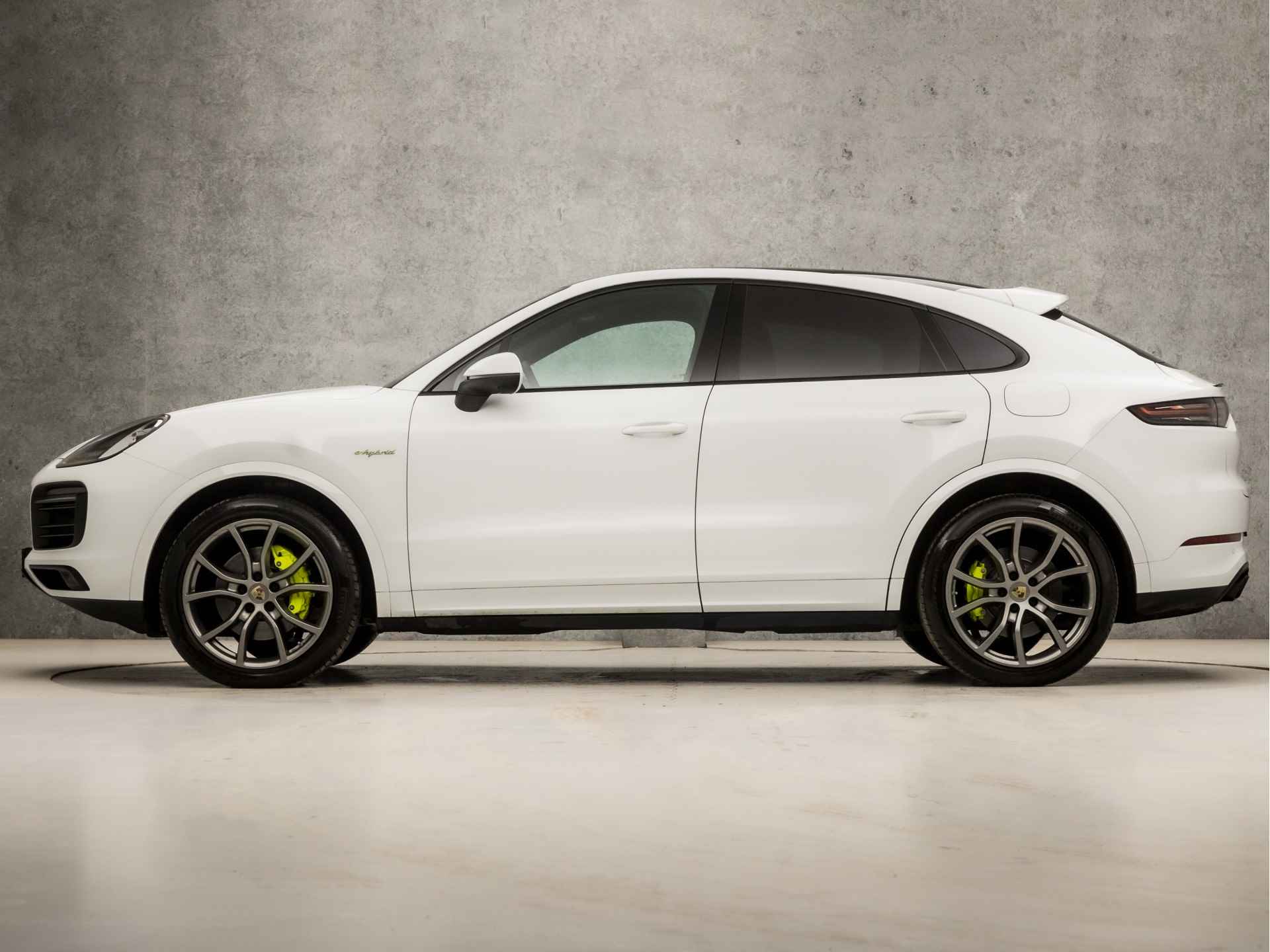 Porsche Cayenne Coupé 3.0 E-Hybrid SportDesign 463Pk Automaat (SPORTCHRONO PAKKET, PANORAMADAK, ALCANTARA STUUR EN HEMEL, APPLE CARPLAY, LUCHTVERING, KUIPSTOELEN, SFEERVERLICHTING, 360 CAMERA, HEAD-UP DISPLAY, NIEUWSTAAT) - 2/41