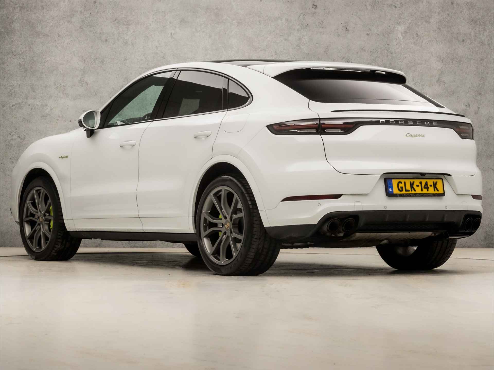 Porsche Cayenne Coupé 3.0 E-Hybrid SportDesign 463Pk Automaat (SPORTCHRONO PAKKET, PANORAMADAK, ALCANTARA STUUR EN HEMEL, APPLE CARPLAY, LUCHTVERING, KUIPSTOELEN, SFEERVERLICHTING, 360 CAMERA, HEAD-UP DISPLAY, NIEUWSTAAT) - 3/41