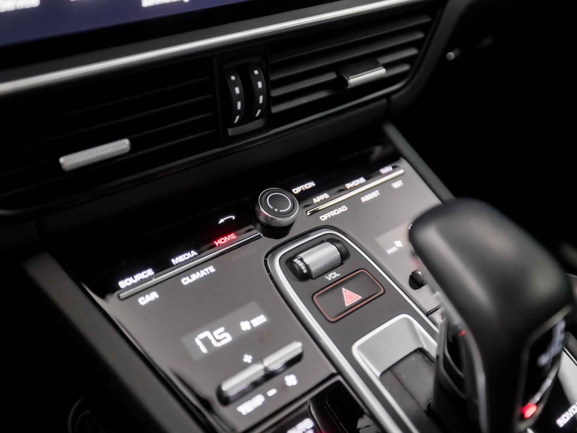 Porsche Cayenne Coupé 3.0 E-Hybrid SportDesign 463Pk Automaat (SPORTCHRONO PAKKET, PANORAMADAK, ALCANTARA STUUR EN HEMEL, APPLE CARPLAY, LUCHTVERING, KUIPSTOELEN, SFEERVERLICHTING, 360 CAMERA, HEAD-UP DISPLAY, NIEUWSTAAT) - 10/41