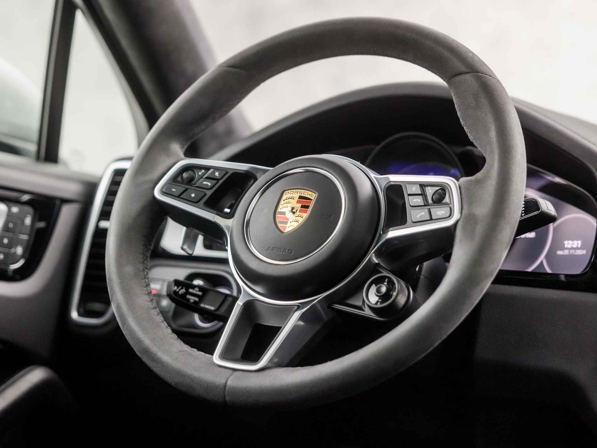 Porsche Cayenne Coupé 3.0 E-Hybrid SportDesign 463Pk Automaat (SPORTCHRONO PAKKET, PANORAMADAK, ALCANTARA STUUR EN HEMEL, APPLE CARPLAY, LUCHTVERING, KUIPSTOELEN, SFEERVERLICHTING, 360 CAMERA, HEAD-UP DISPLAY, NIEUWSTAAT) - 18/41