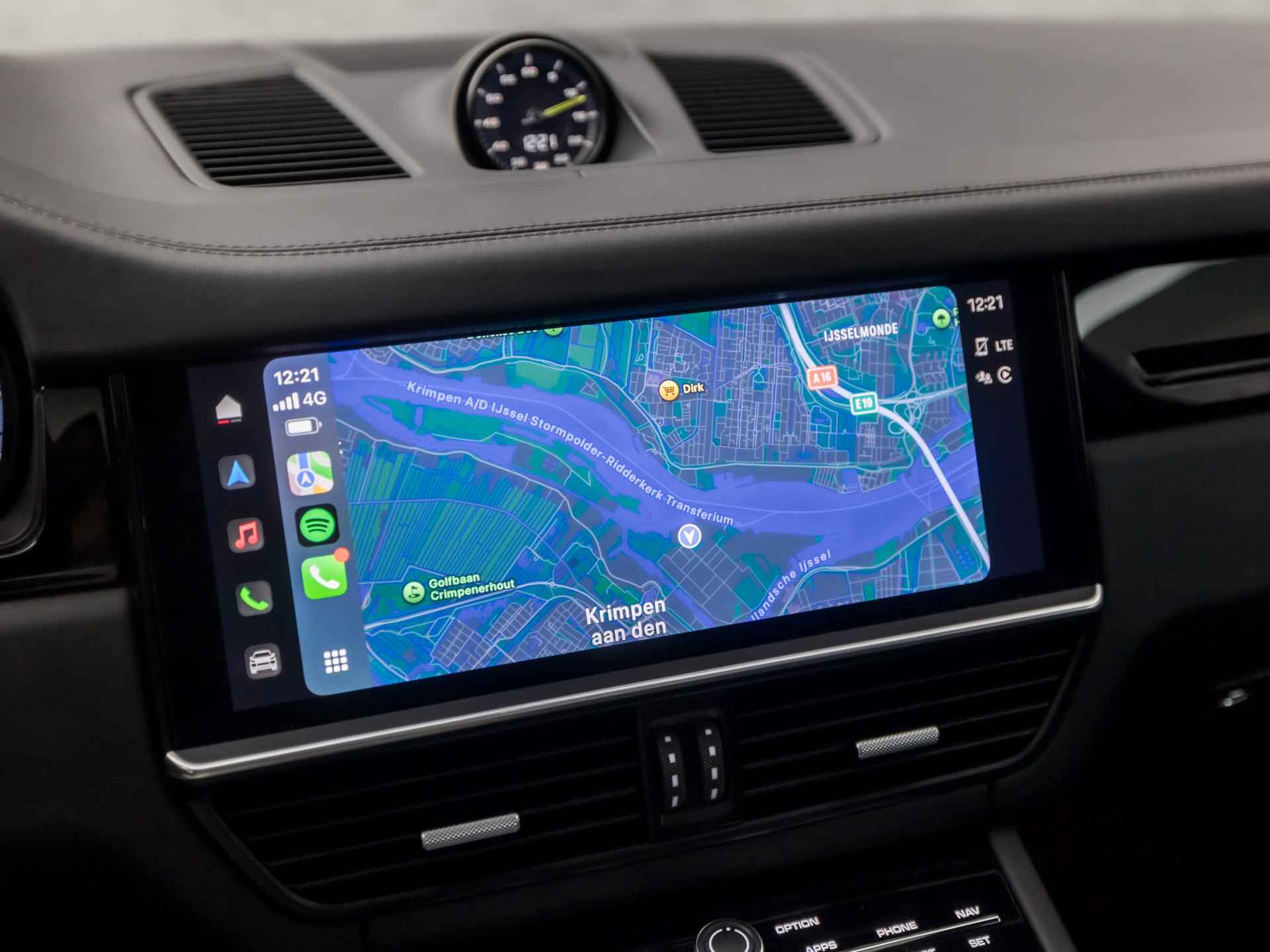 Porsche Cayenne Coupé 3.0 E-Hybrid SportDesign 463Pk Automaat (SPORTCHRONO PAKKET, PANORAMADAK, ALCANTARA STUUR EN HEMEL, APPLE CARPLAY, LUCHTVERING, KUIPSTOELEN, SFEERVERLICHTING, 360 CAMERA, HEAD-UP DISPLAY, NIEUWSTAAT) - 34/41