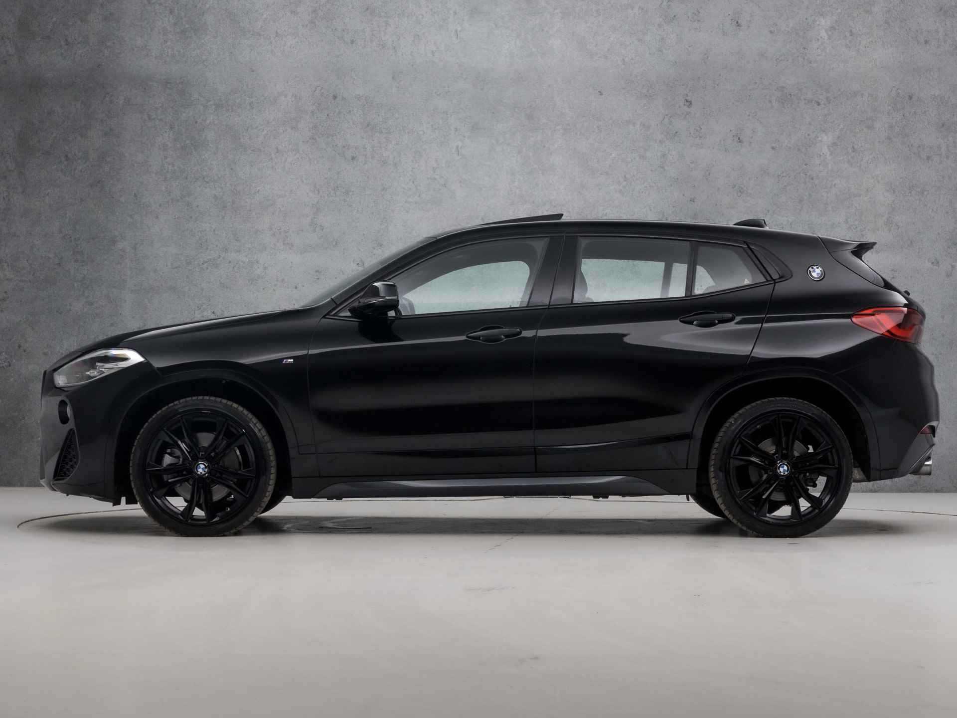 BMW X2 sDrive20i M Sport 192Pk Automaat (PANORAMADAK, M PAKKET, SFEERVERLICHTING, ALCANTARA SPORTSTOELEN, NAVIGATIE, DIGITAL COCKPIT, ELEK ACHTERKLEP, ZWART HEMEL, NIEUWSTAAT) - 2/44