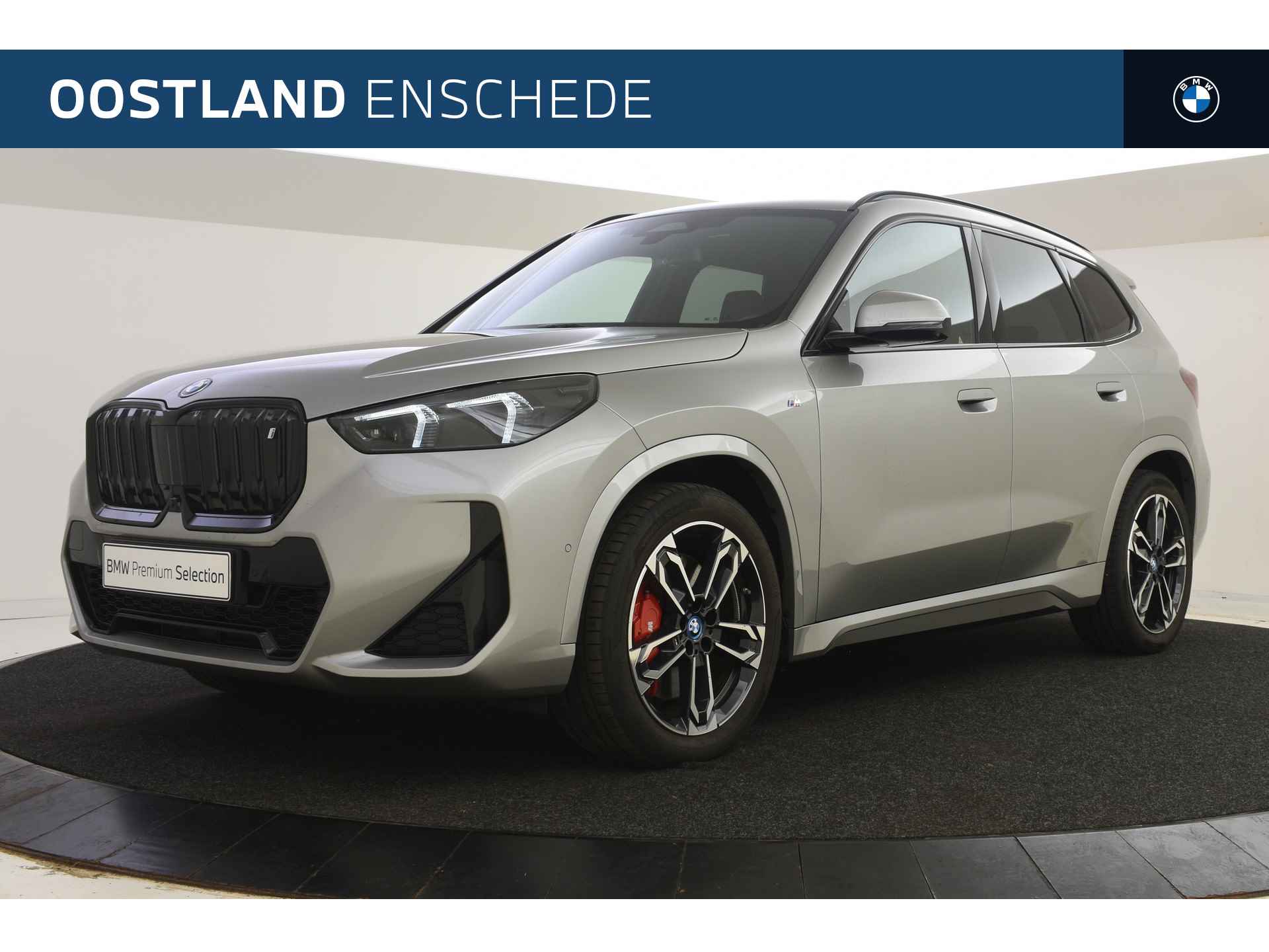 BMW iX1 xDrive30 High Executive M Sport 67 kWh / Adaptieve LED / Sportstoelen / Parking Assistant Plus / Adaptief M Onderstel / Memory Seats / Head-Up / Comfort Access - 1/45