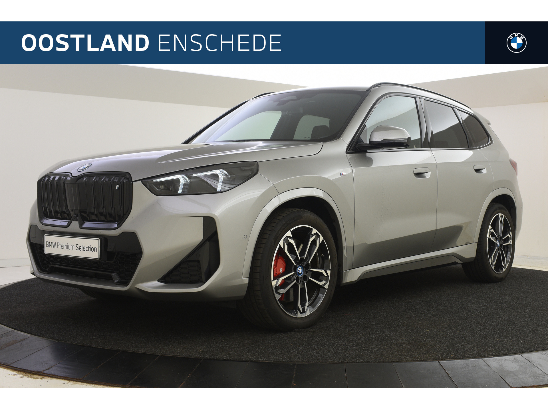 BMW iX1 xDrive30 High Executive M Sport 67 kWh / Adaptieve LED / Sportstoelen / Parking Assistant Plus / Adaptief M Onderstel / Memory Seats / Head-Up / Comfort Access