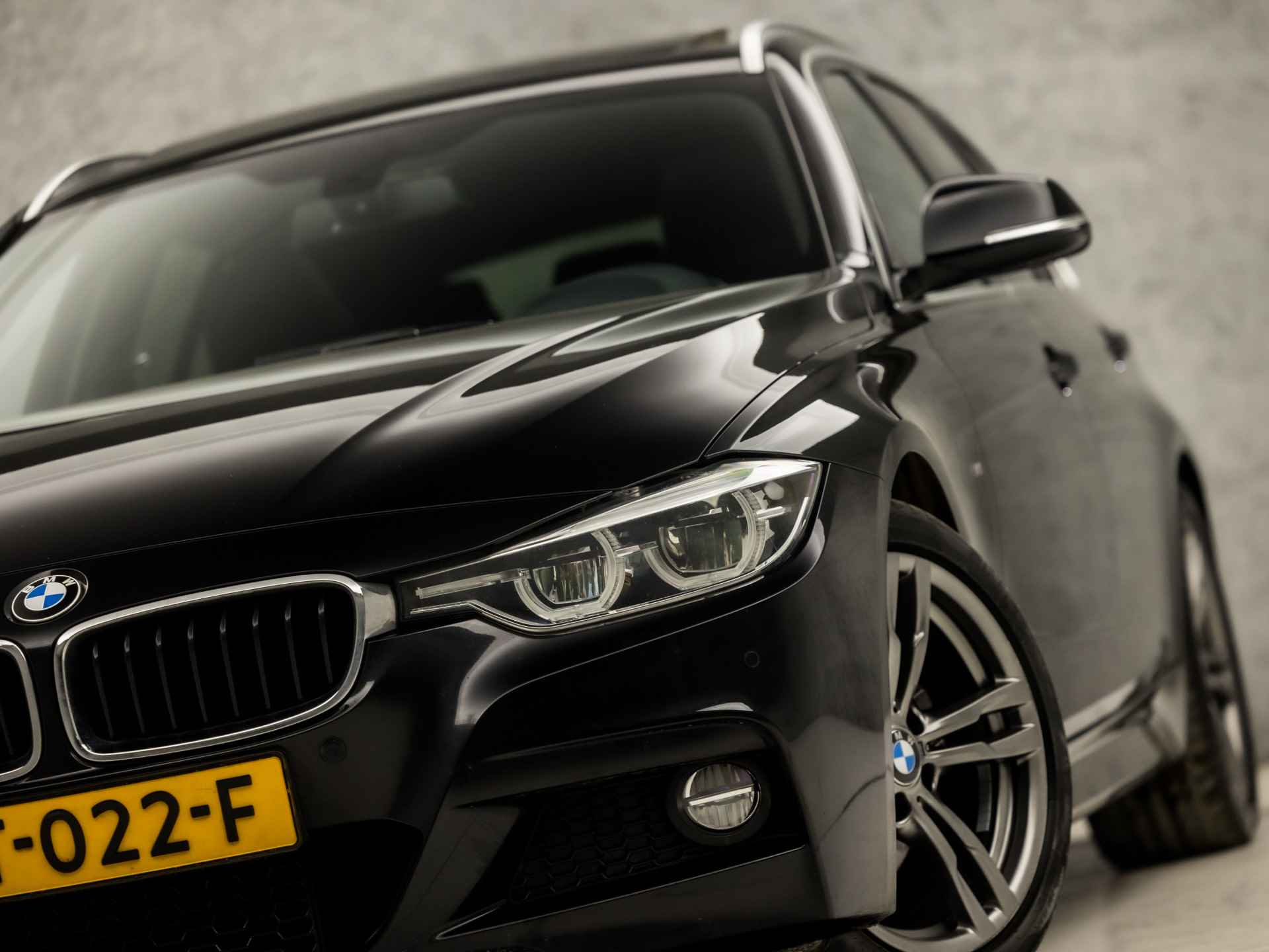 BMW 3 Serie Touring 320d High Executive M Sport 191Pk Automaat (PANORAMADAK, M PAKKET, GROOT NAVI, CLIMATE, GETINT GLAS, LEDEREN SPORTSTOELEN, CAMERA, NIEUWE APK, LED KOPLAMPEN, NIEUWSTAAT) - 16/36