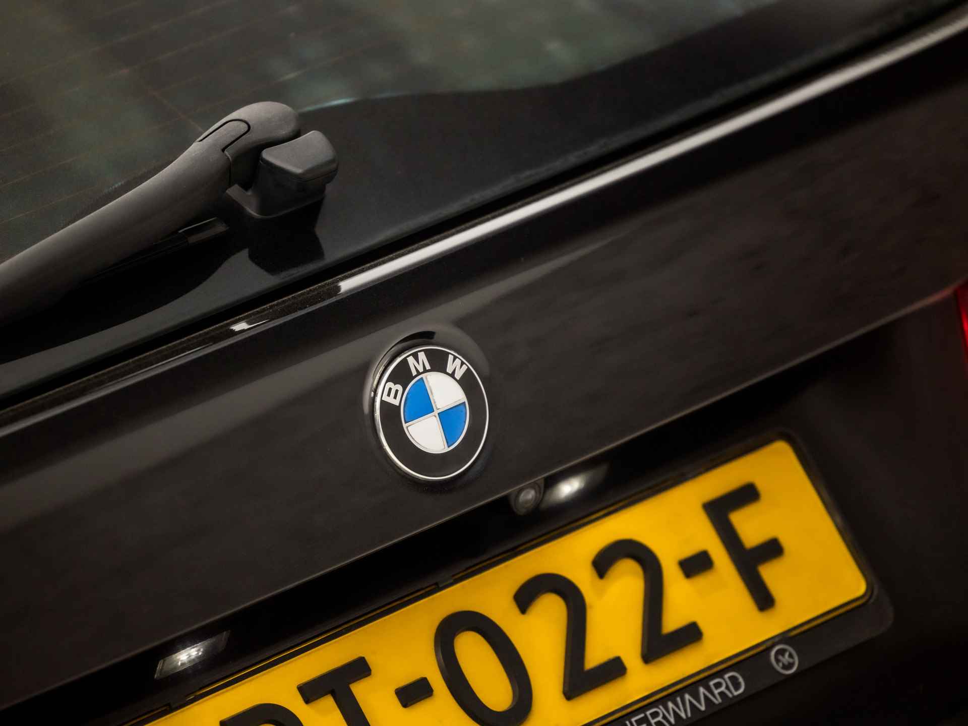 BMW 3 Serie Touring 320d High Executive M Sport 191Pk Automaat (PANORAMADAK, M PAKKET, GROOT NAVI, CLIMATE, GETINT GLAS, LEDEREN SPORTSTOELEN, CAMERA, NIEUWE APK, LED KOPLAMPEN, NIEUWSTAAT) - 29/36