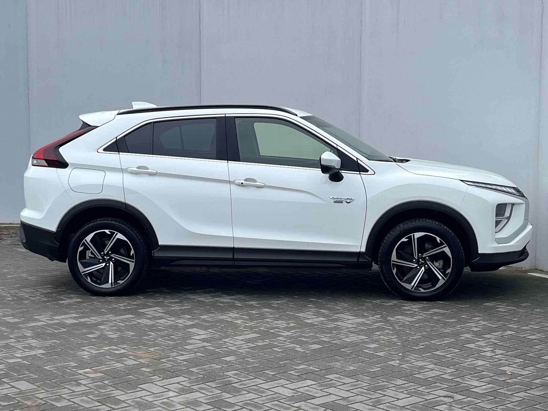 Mitsubishi Eclipse Cross 2.4 PHEV Intense S-AWC 4WD Automaat / 1.500 kg trekgewicht / Navigatie via Apple Carplay of Android Auto / Achteruitrijcamera - 21/50