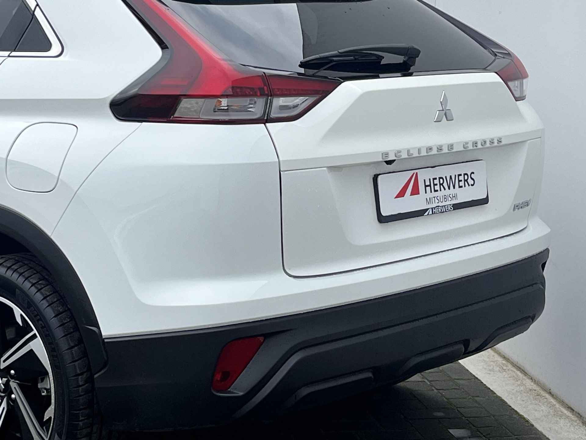 Mitsubishi Eclipse Cross 2.4 PHEV Intense S-AWC 4WD Automaat / 1.500 kg trekgewicht / Navigatie via Apple Carplay of Android Auto / Achteruitrijcamera - 41/50