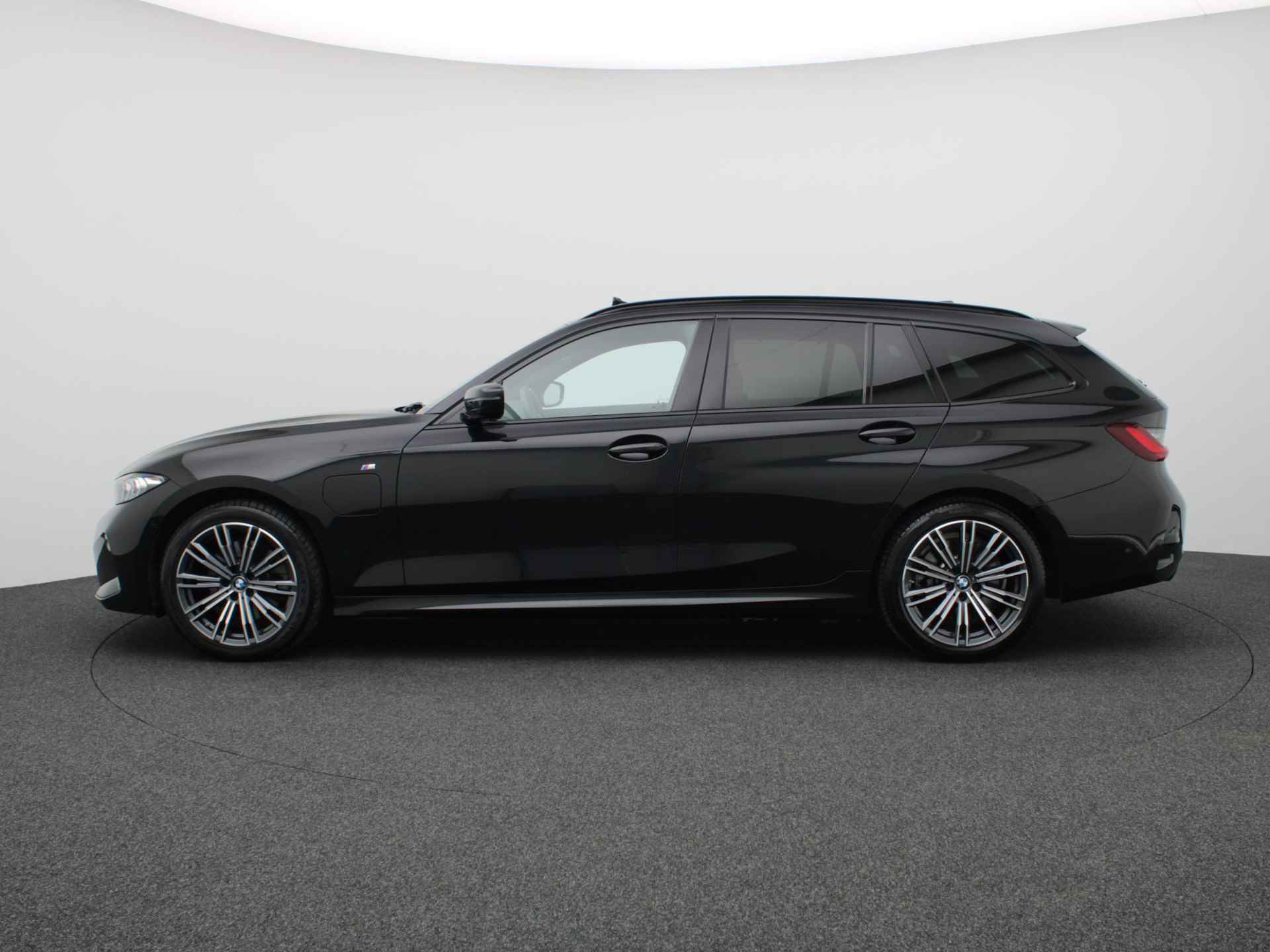 BMW 3-serie Touring 320e 204PK M sport Panoramadak, Achteruitrijcamera, Keyless, Elektrische Achterklep, Elek Stoelen, 18" LM - 2/49