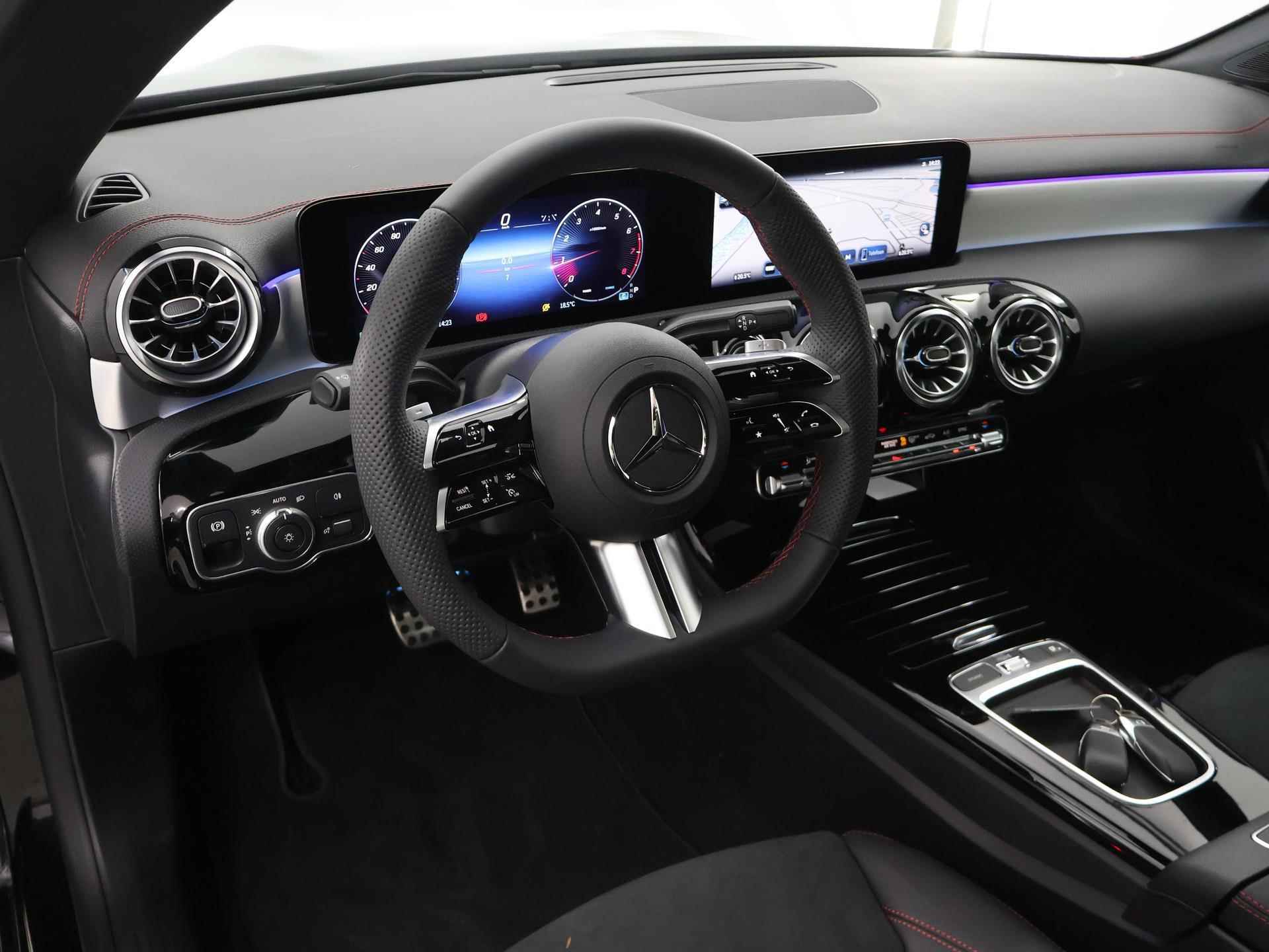 Mercedes-Benz CLA-klasse 180 AMG Line | Night Pakket | Panoramadak | Sfeerverlichting | Stoelverwarming | Parkeercamera | - 8/33