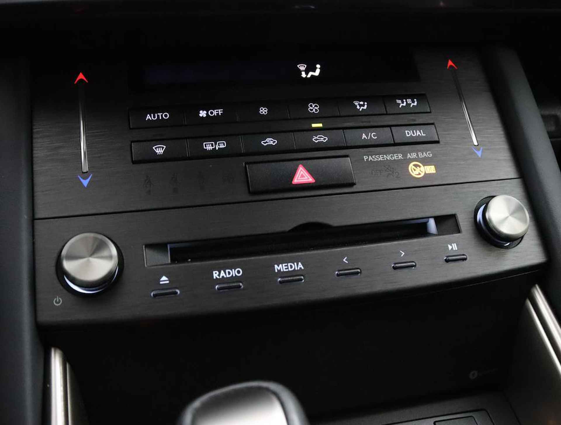 Lexus IS 300h Hybrid Business Line | Adaptive Cruise Control | Lane Assist | Stoelverwarming - 46/50